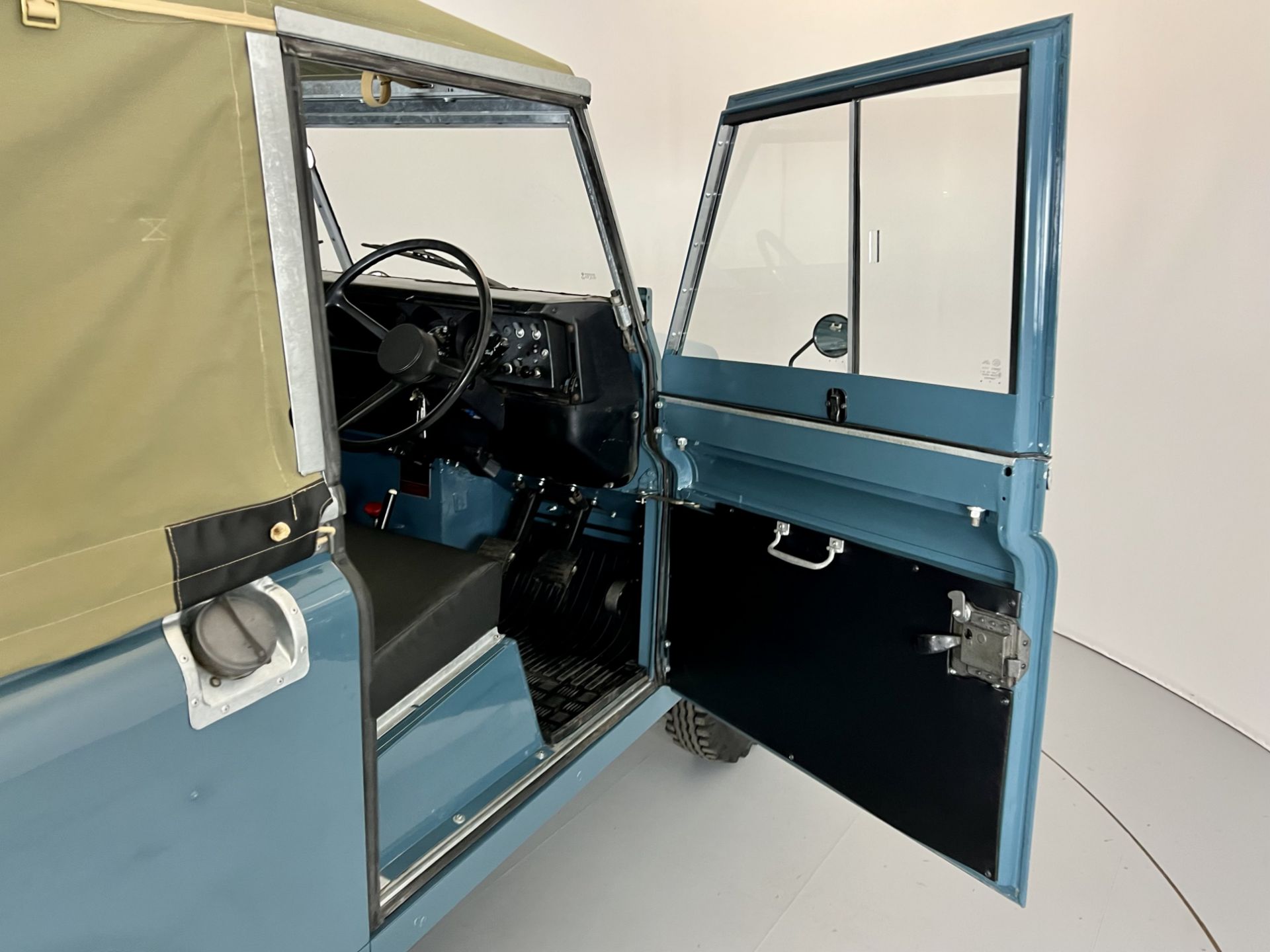 Land Rover Series 3 - Image 19 of 43