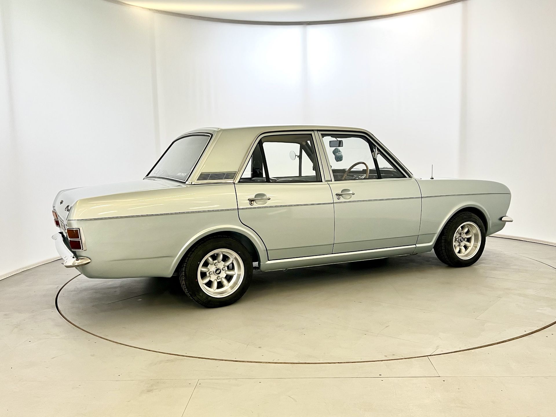 Ford Cortina 1300 DeLuxe - Image 10 of 36