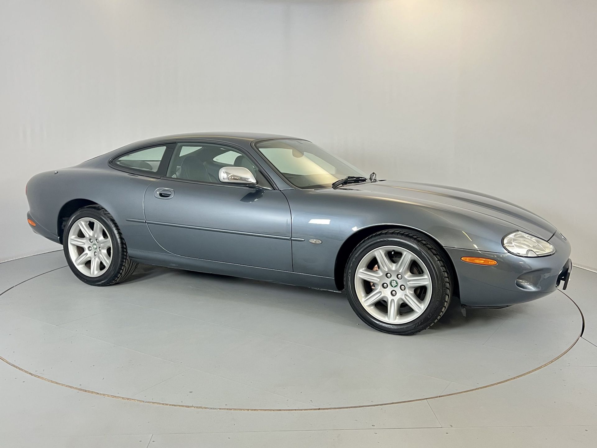 Jaguar XK8 - Image 12 of 30