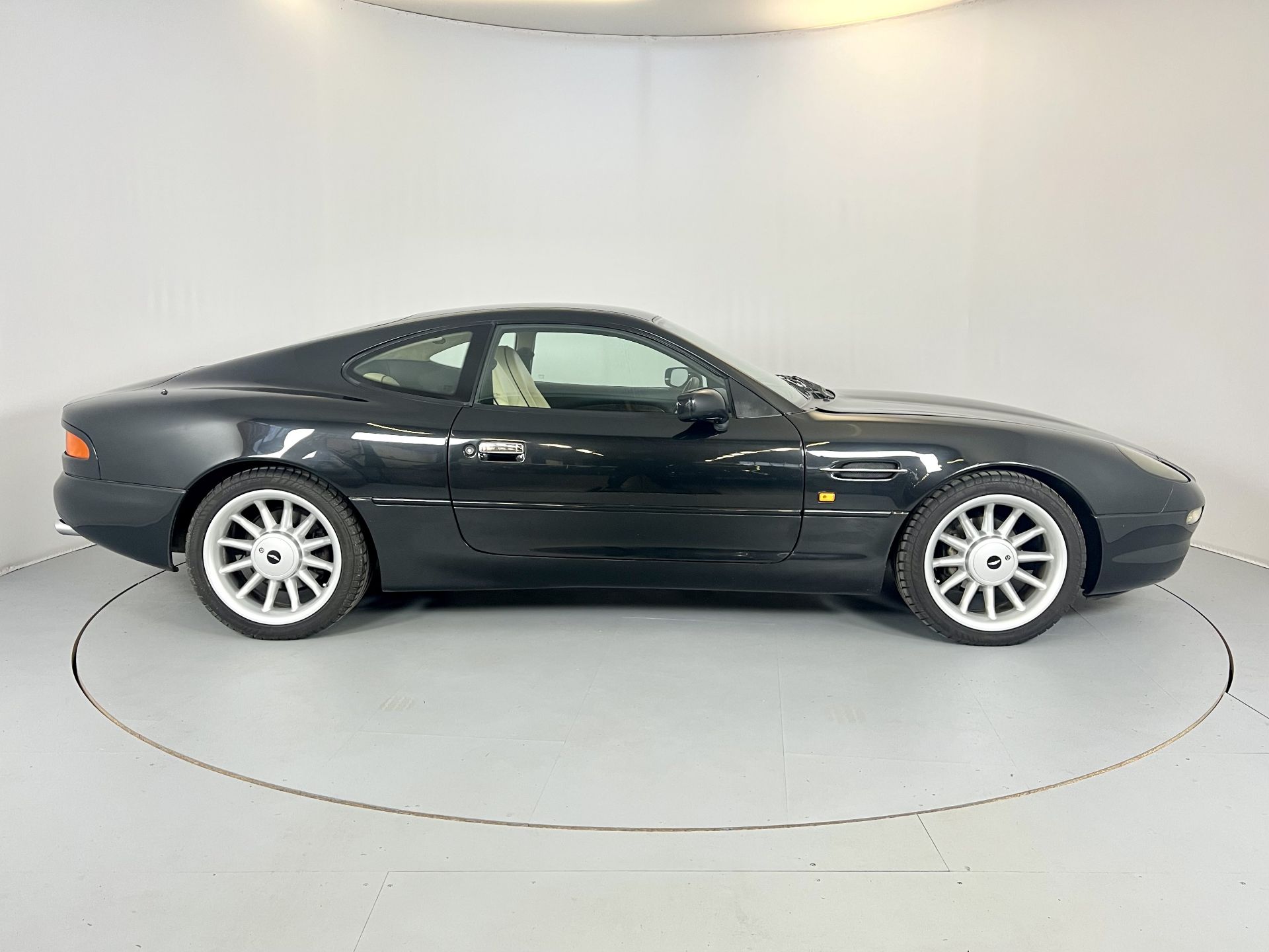 Aston Martin DB7 - Image 11 of 29