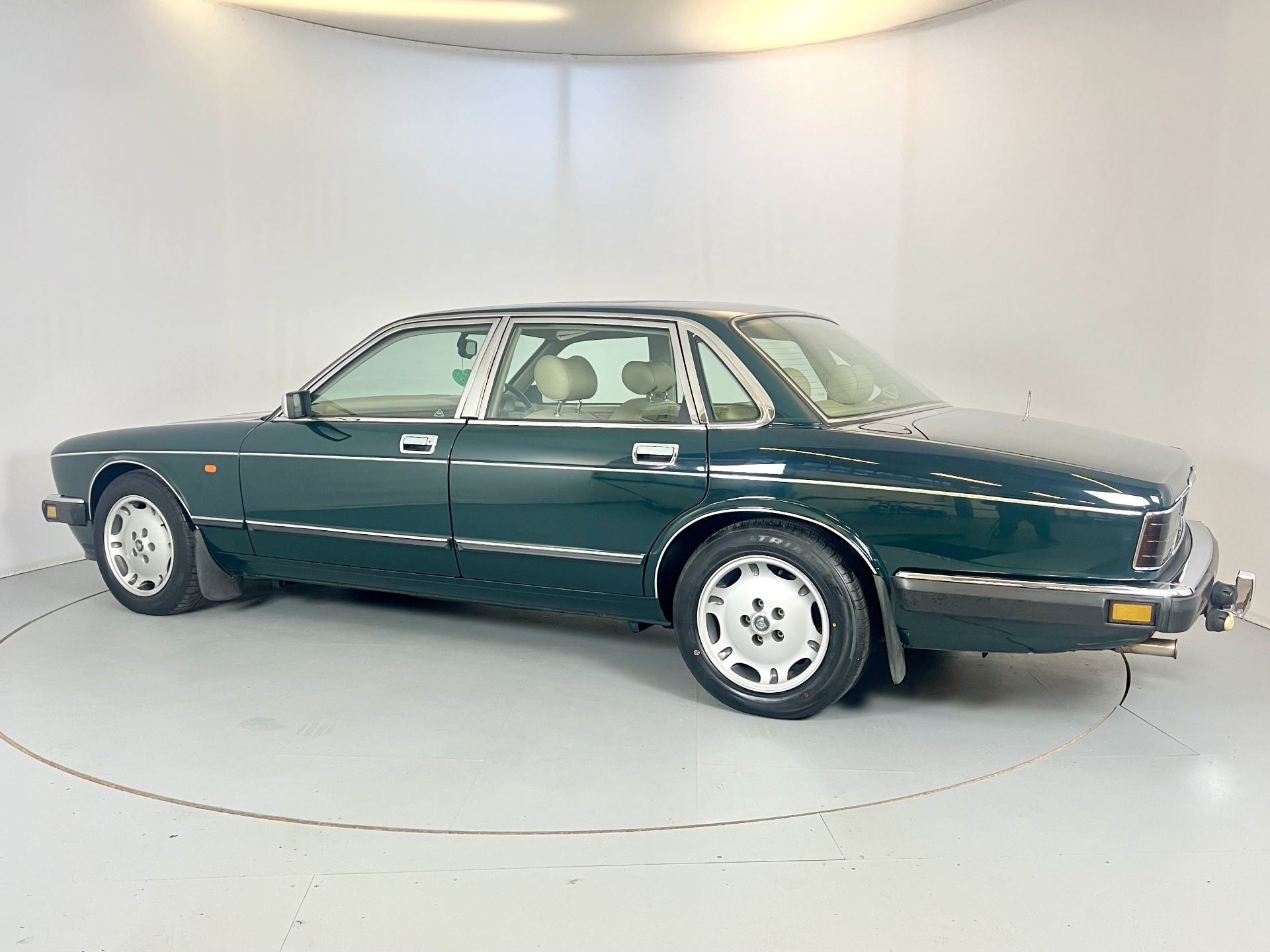 Jaguar XJ - Image 6 of 33