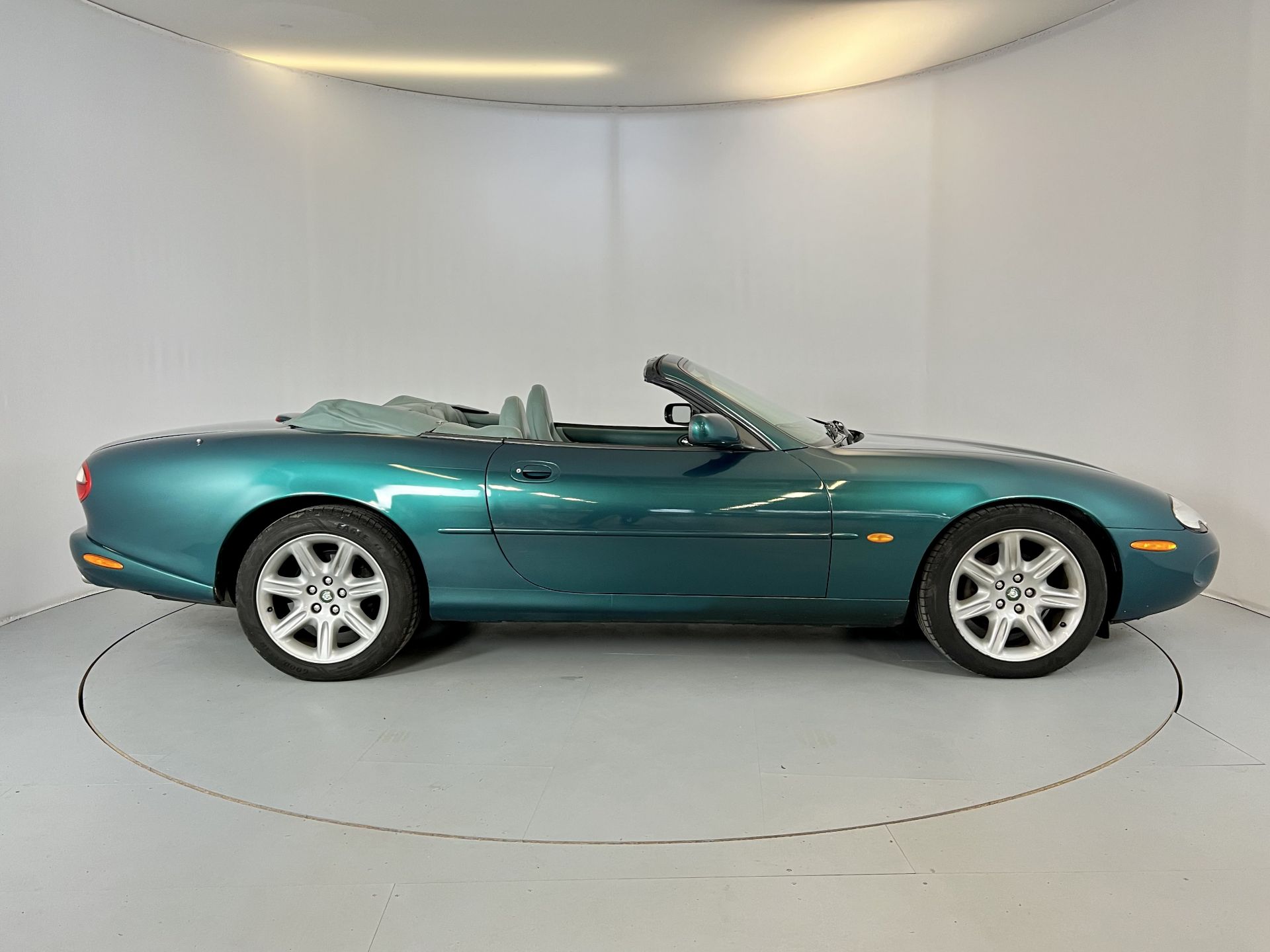 Jaguar XK8 Convertible - Image 11 of 33