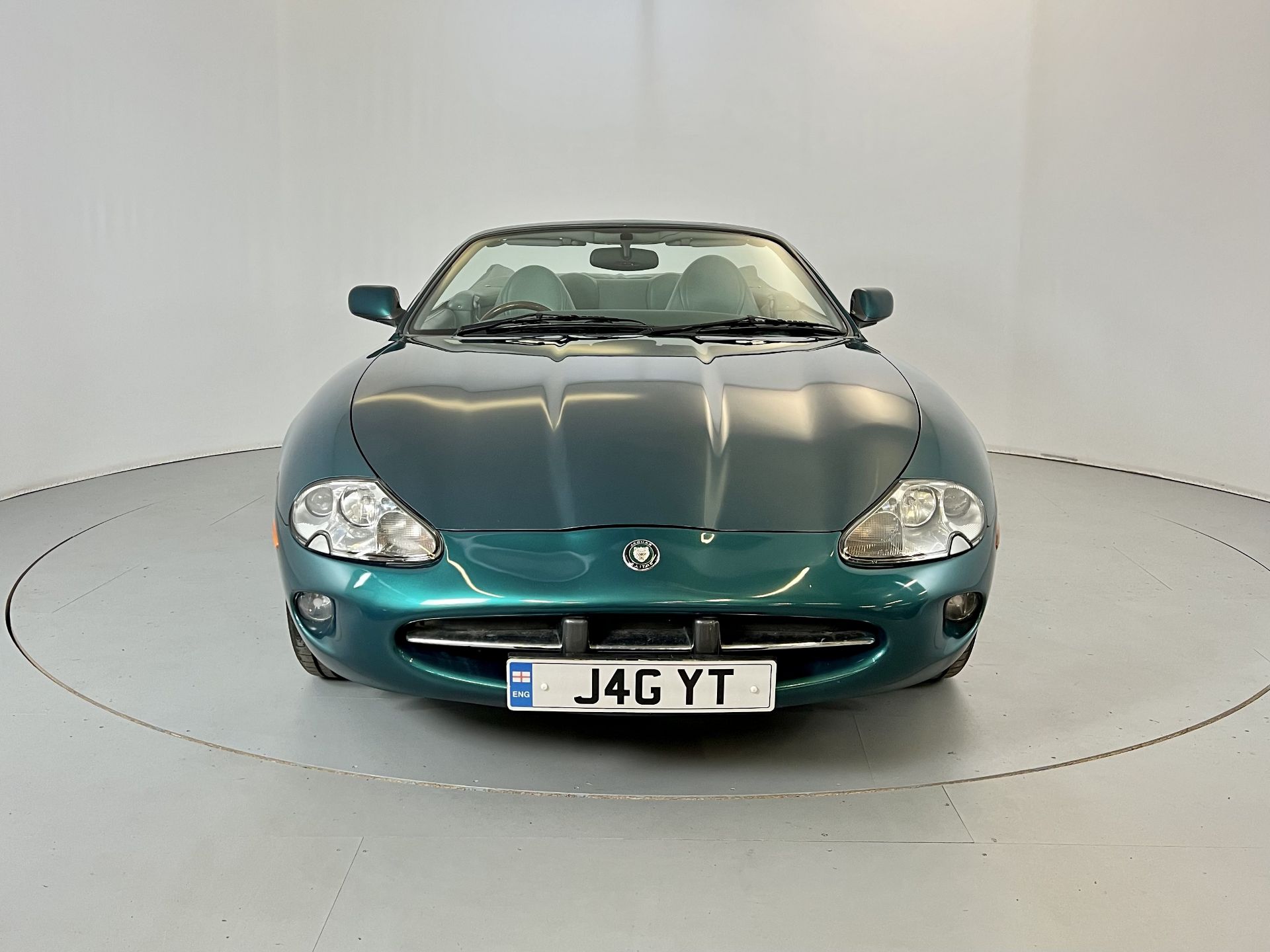 Jaguar XK8 Convertible - Image 2 of 33