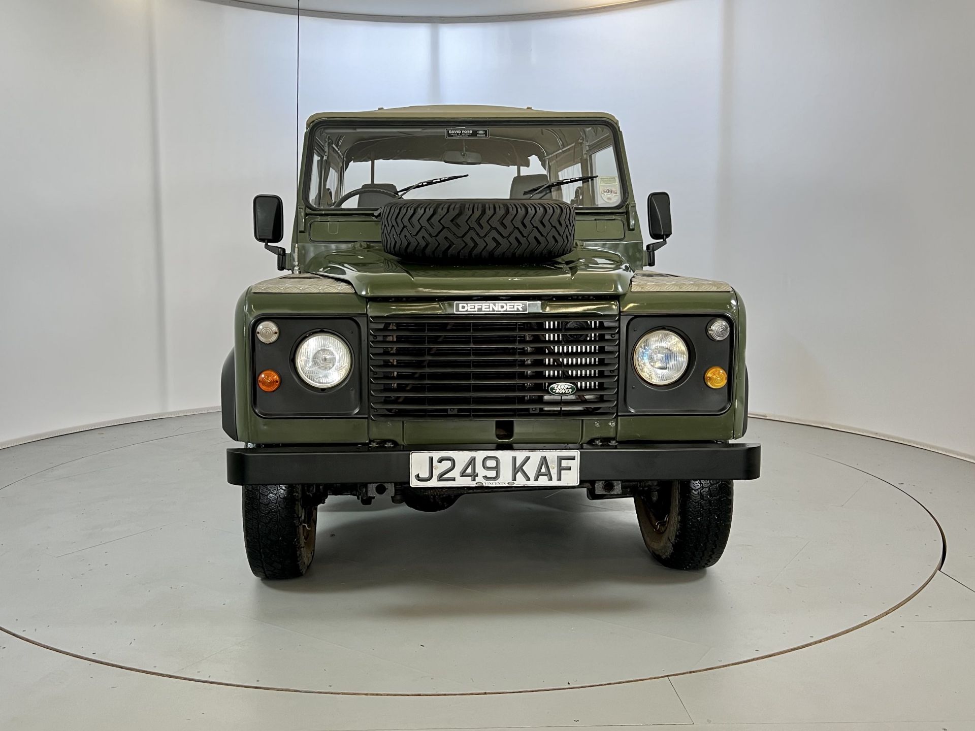 Land Rover Defender 90 - Image 2 of 27