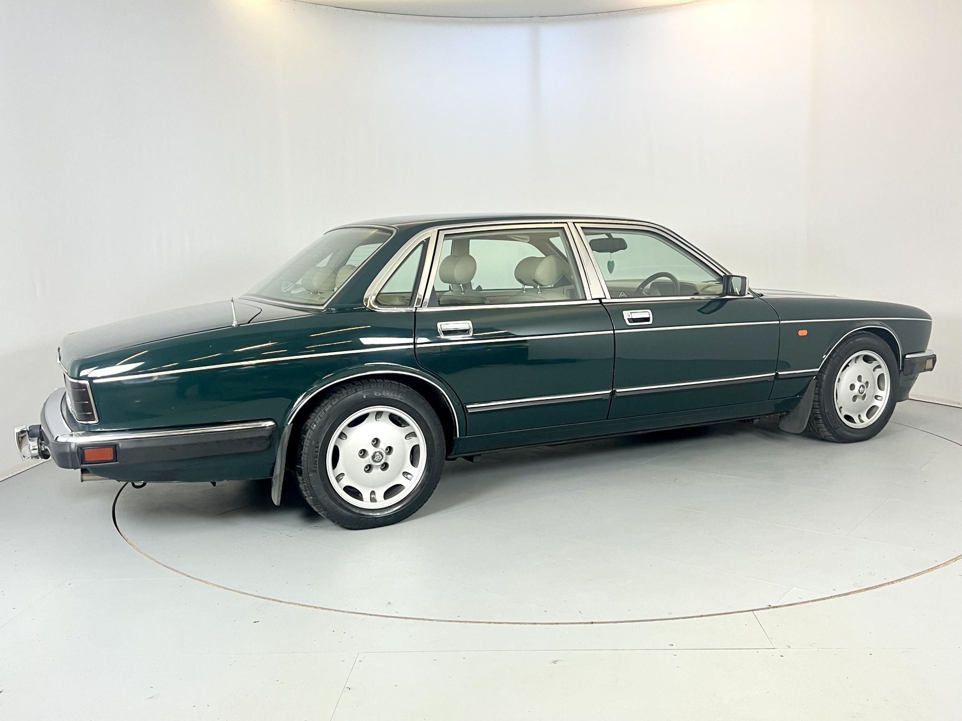 Jaguar XJ - Image 10 of 33