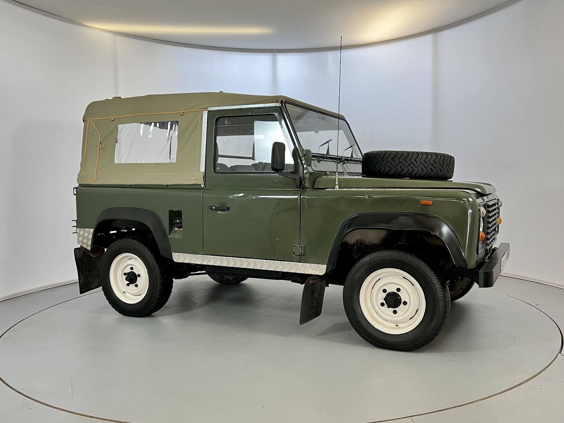 Land Rover Defender 90 - Image 12 of 27