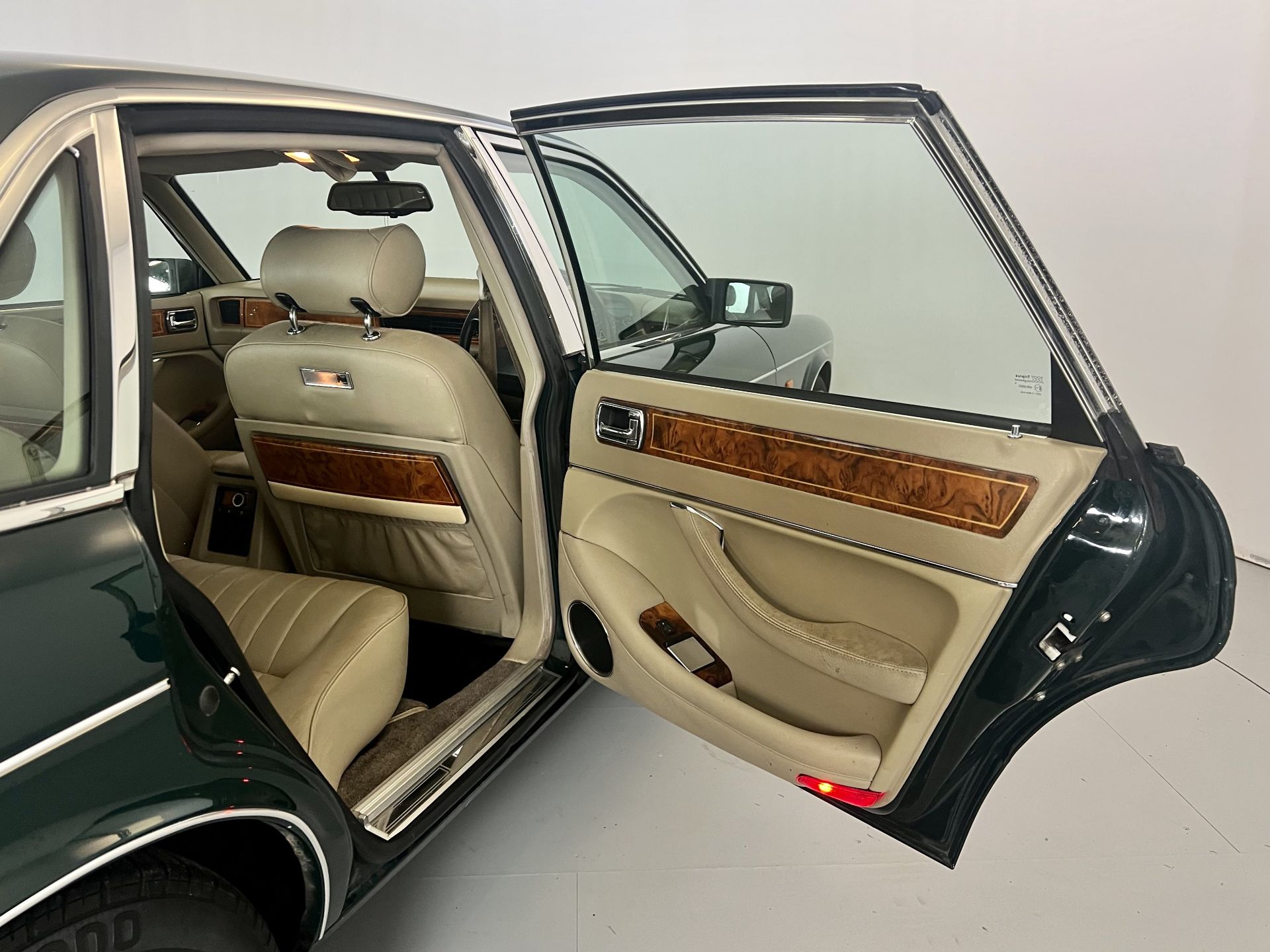 Jaguar XJ - Image 20 of 33