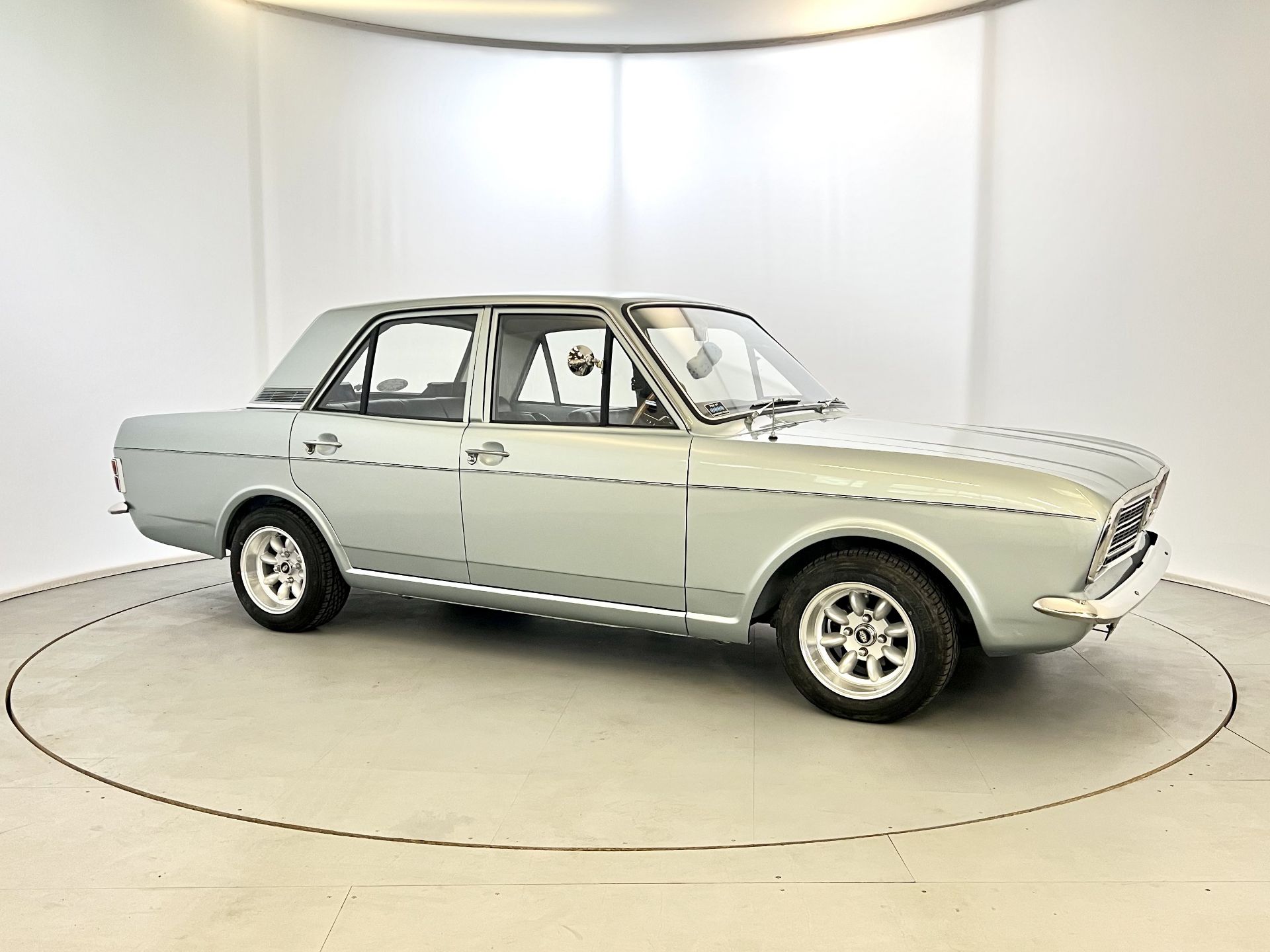Ford Cortina 1300 DeLuxe - Image 12 of 36