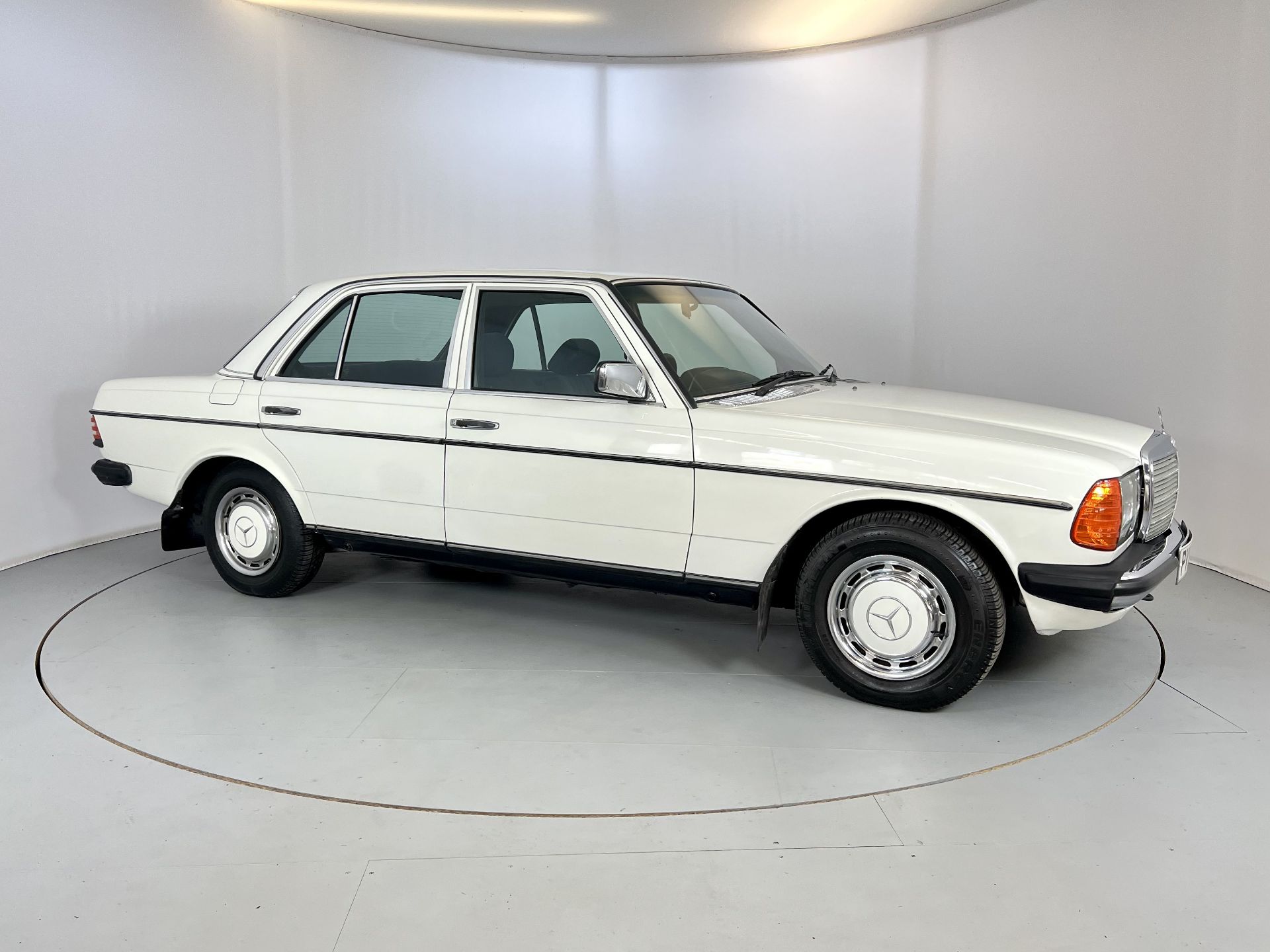 Mercedes-Benz 200 Saloon - Image 12 of 34