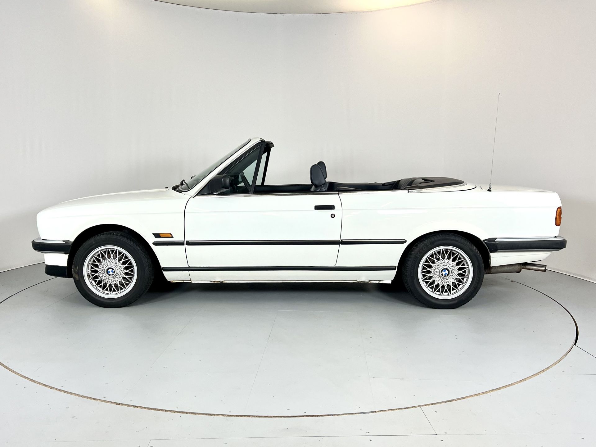 BMW 325i Cabriolet - Image 5 of 32