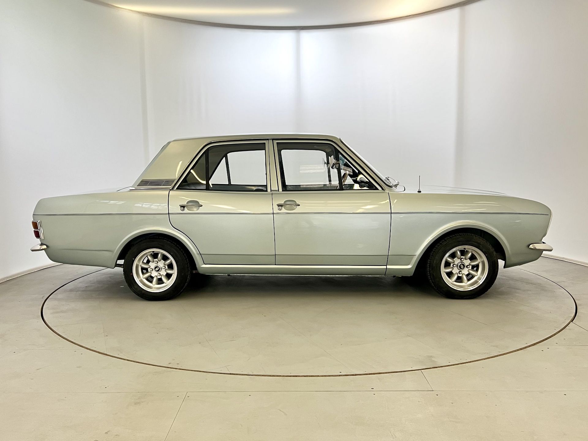 Ford Cortina 1300 DeLuxe - Image 11 of 36