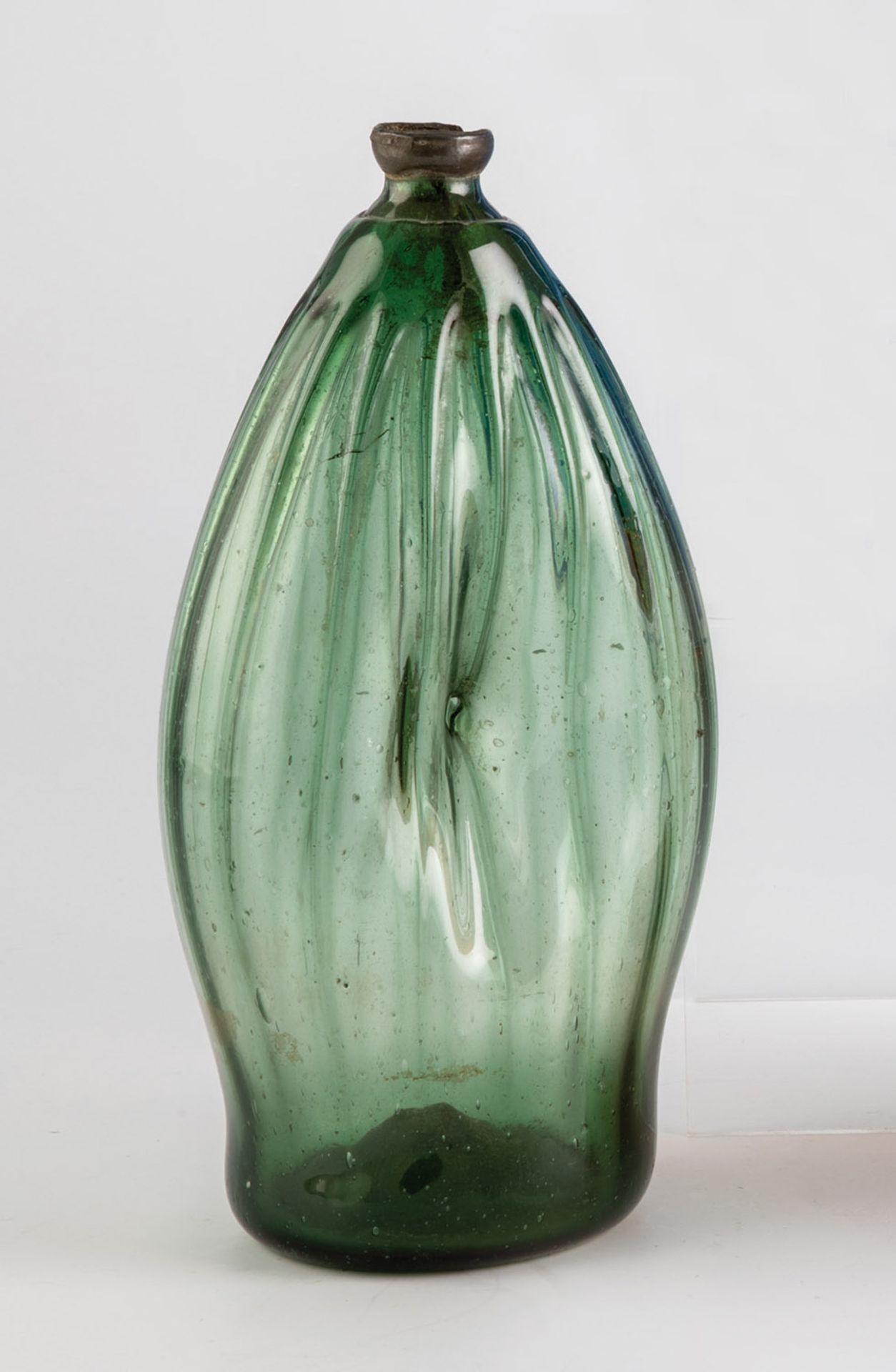 Nabelflasche aus grünem Glas