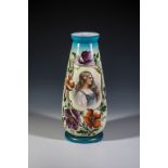 Vase mit junger Dame