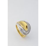 Goldring mit Diamanten