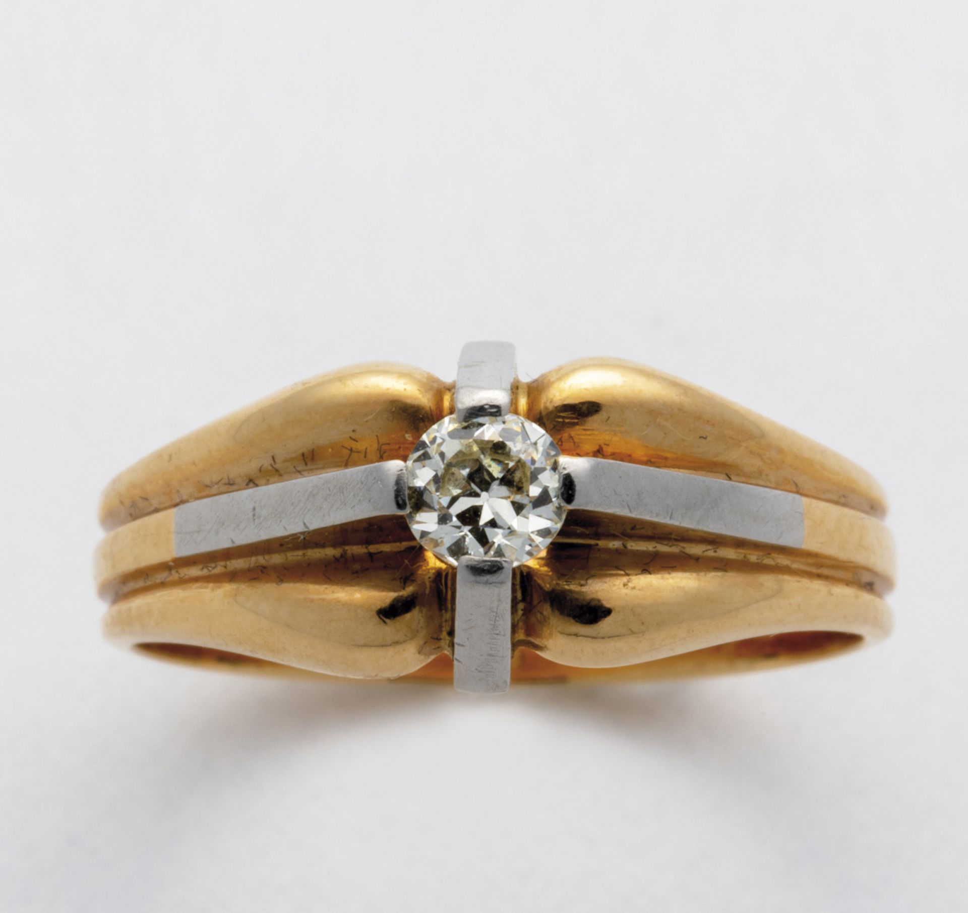 Bicolor gold ring with diamond solitaire