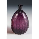 Beutelflasche aus violettem Glas