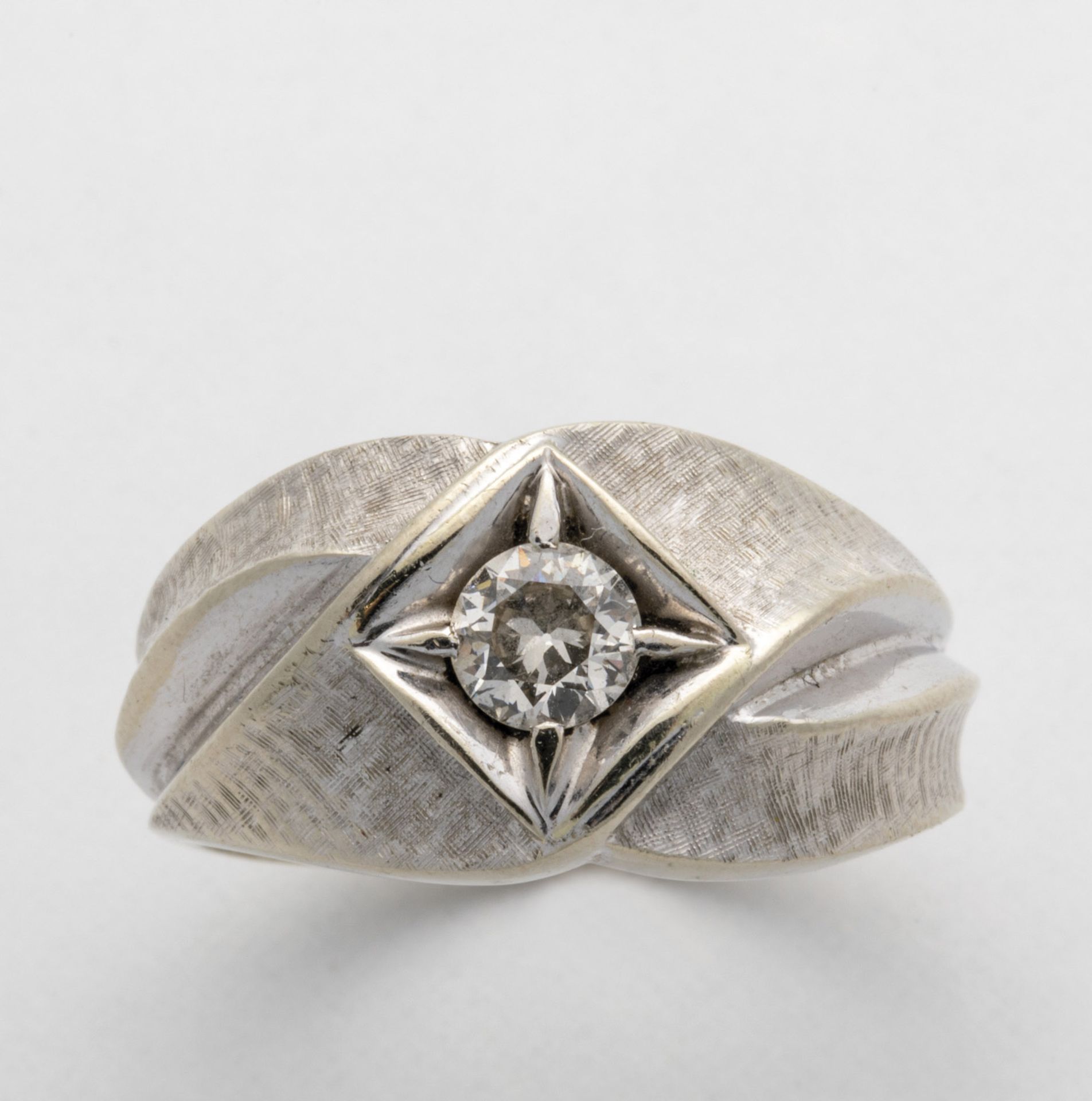 Mantle ring with diamond solitaire