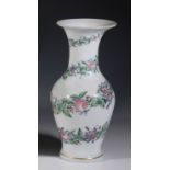 Vase mit Blumengirlande