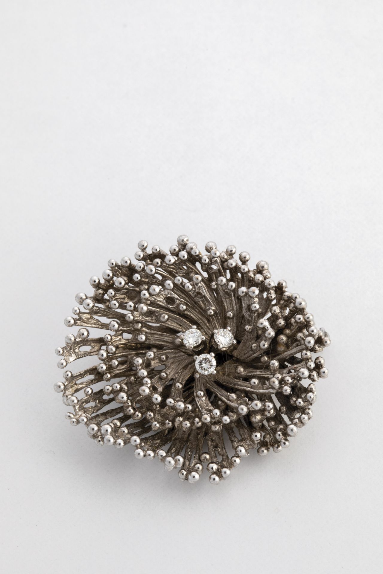 Flower brooch with diamonds