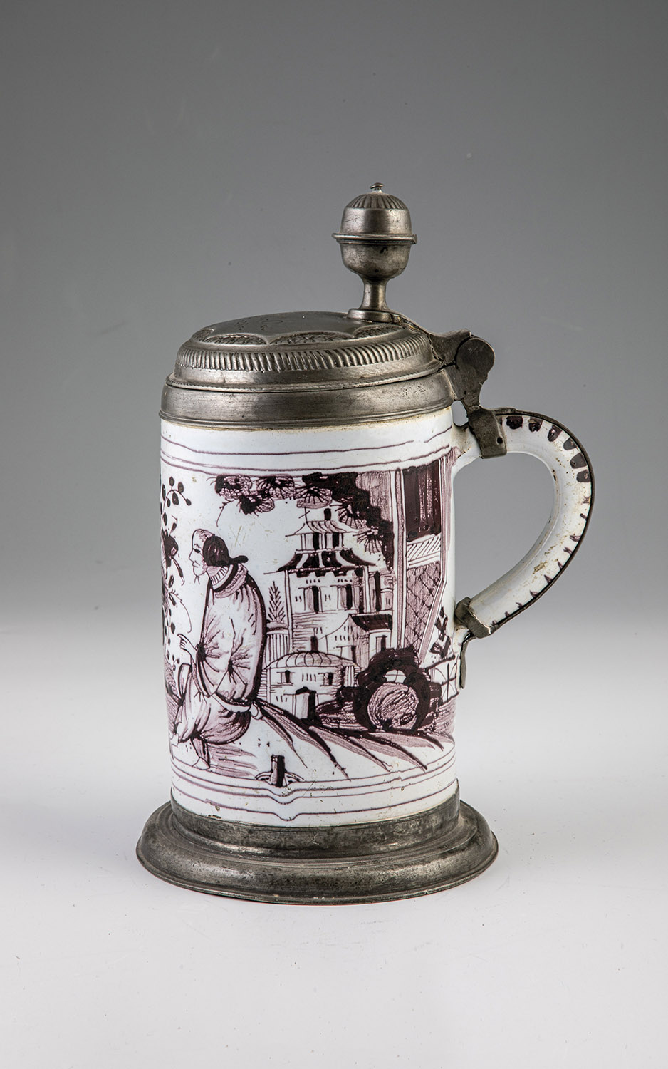 Roller pitcher with chinoiserie