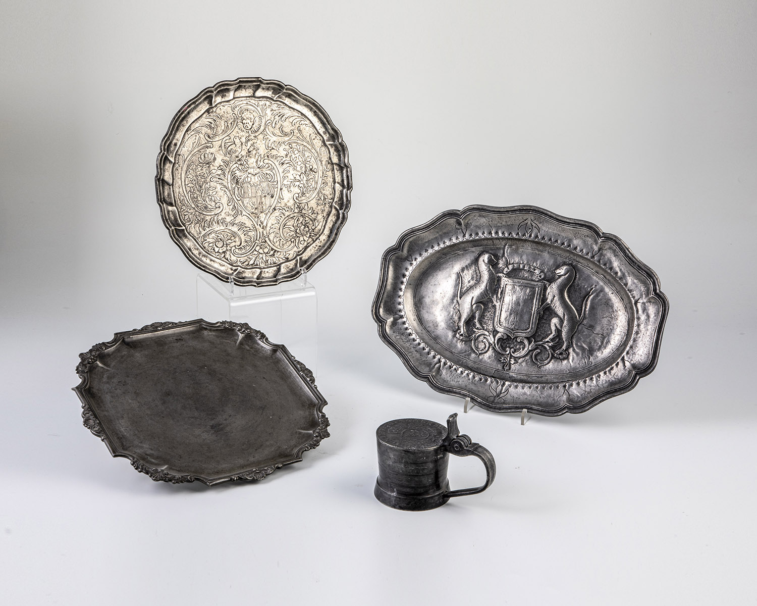 Lid jug and three plates of pewter