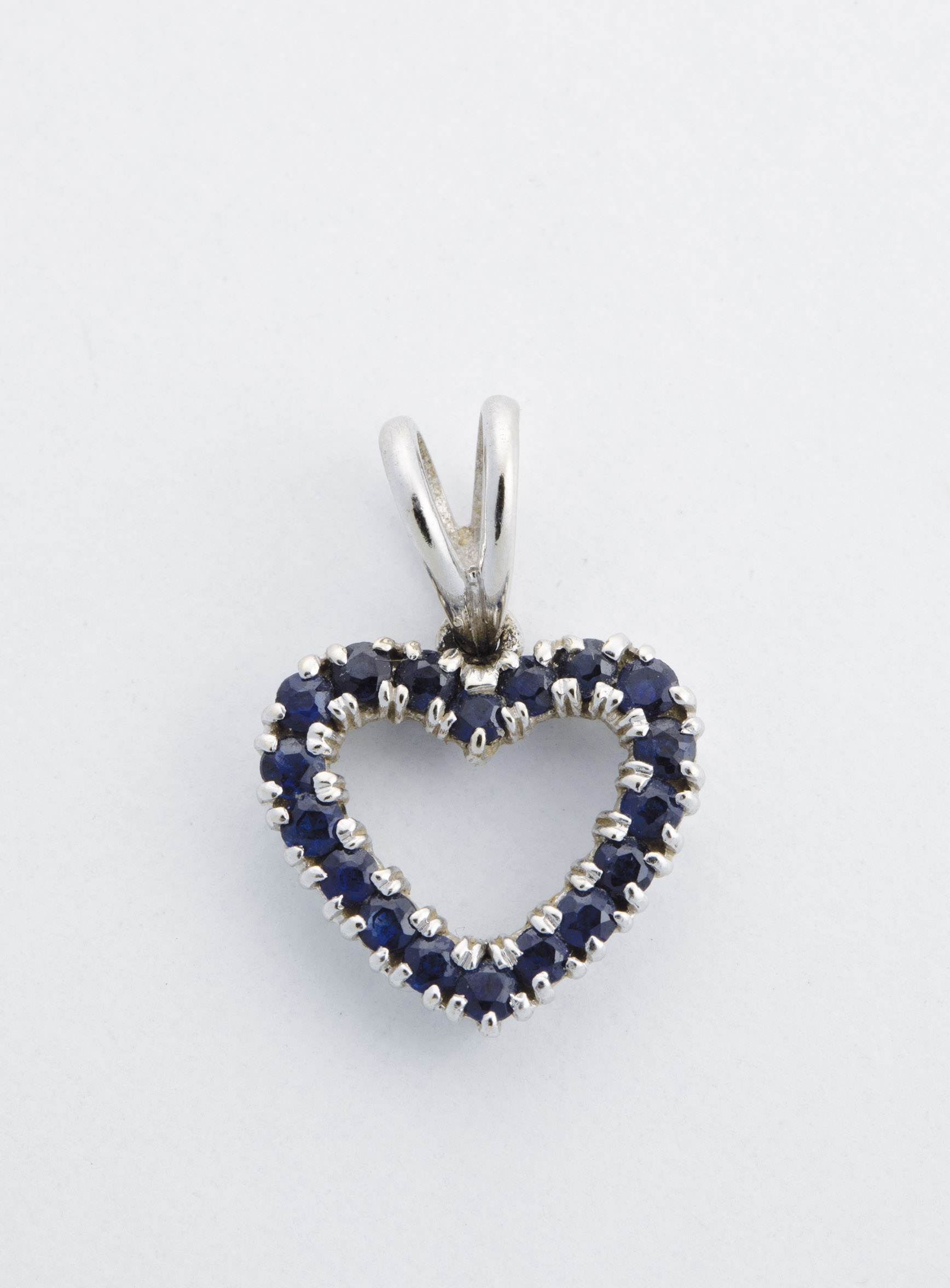 Heart pendant with sapphire