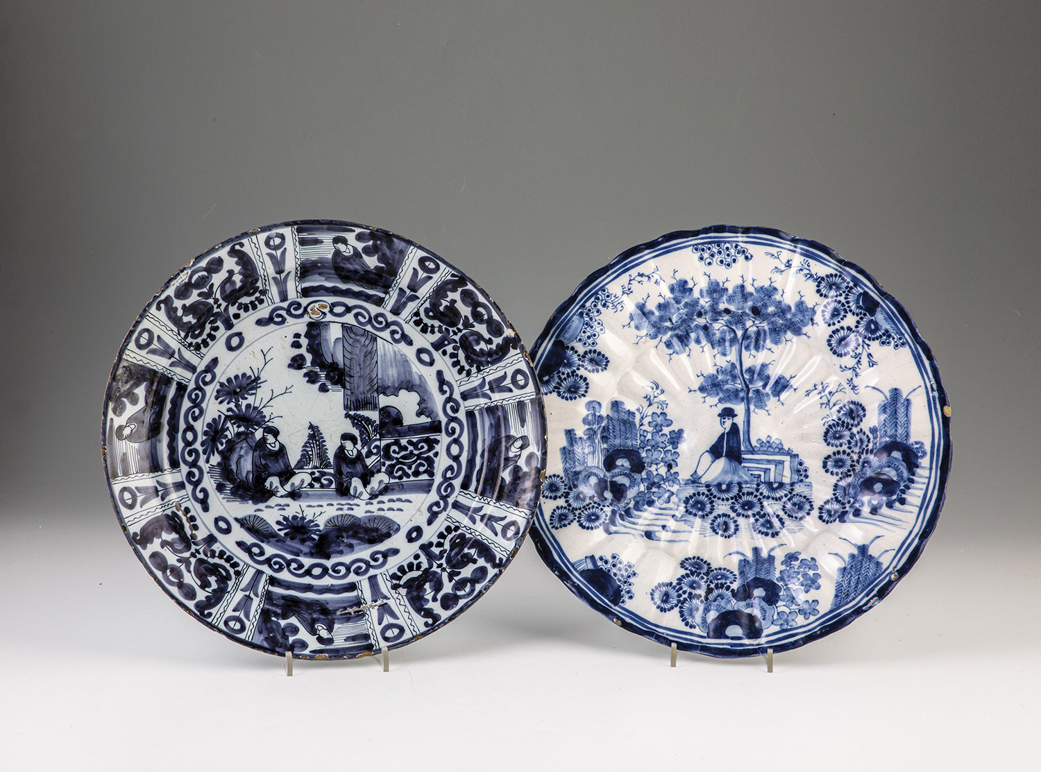 Fan and wide edge plate with chinoiserie