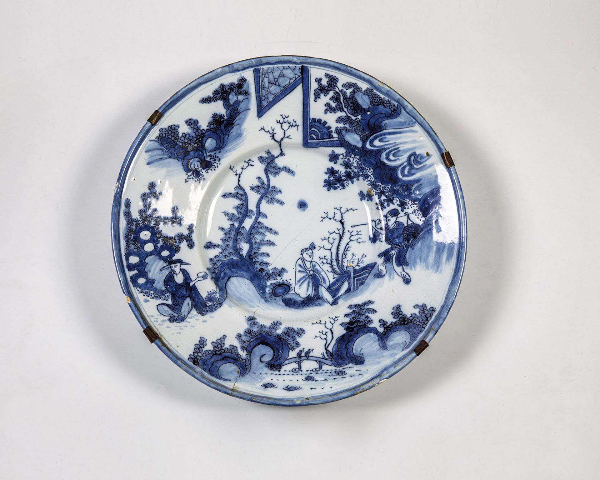 Wide edge plate with chinoiserie