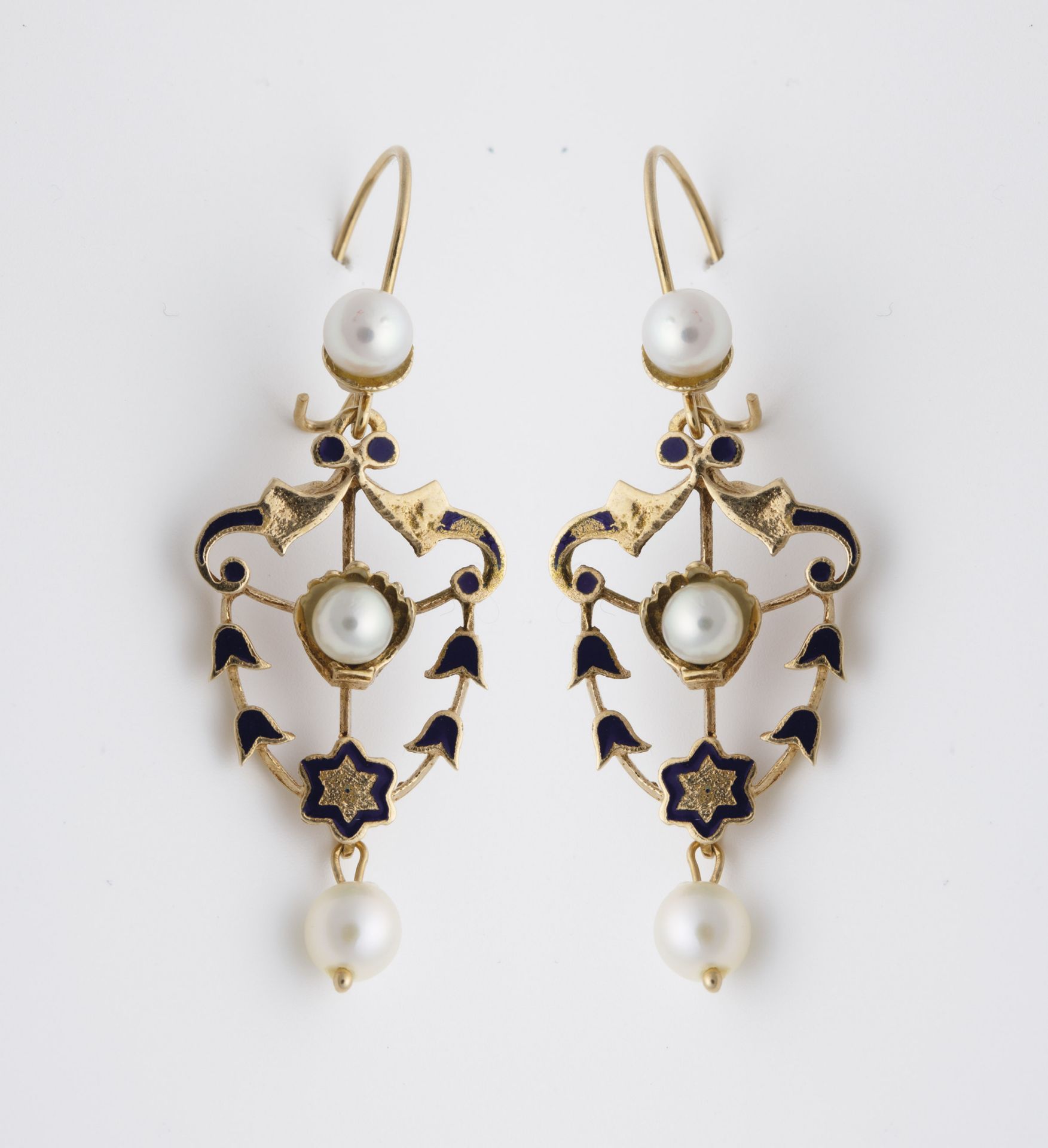 Pair of earrings with pearls and blue enamel