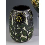 Vase mit Blueten und Blaettern