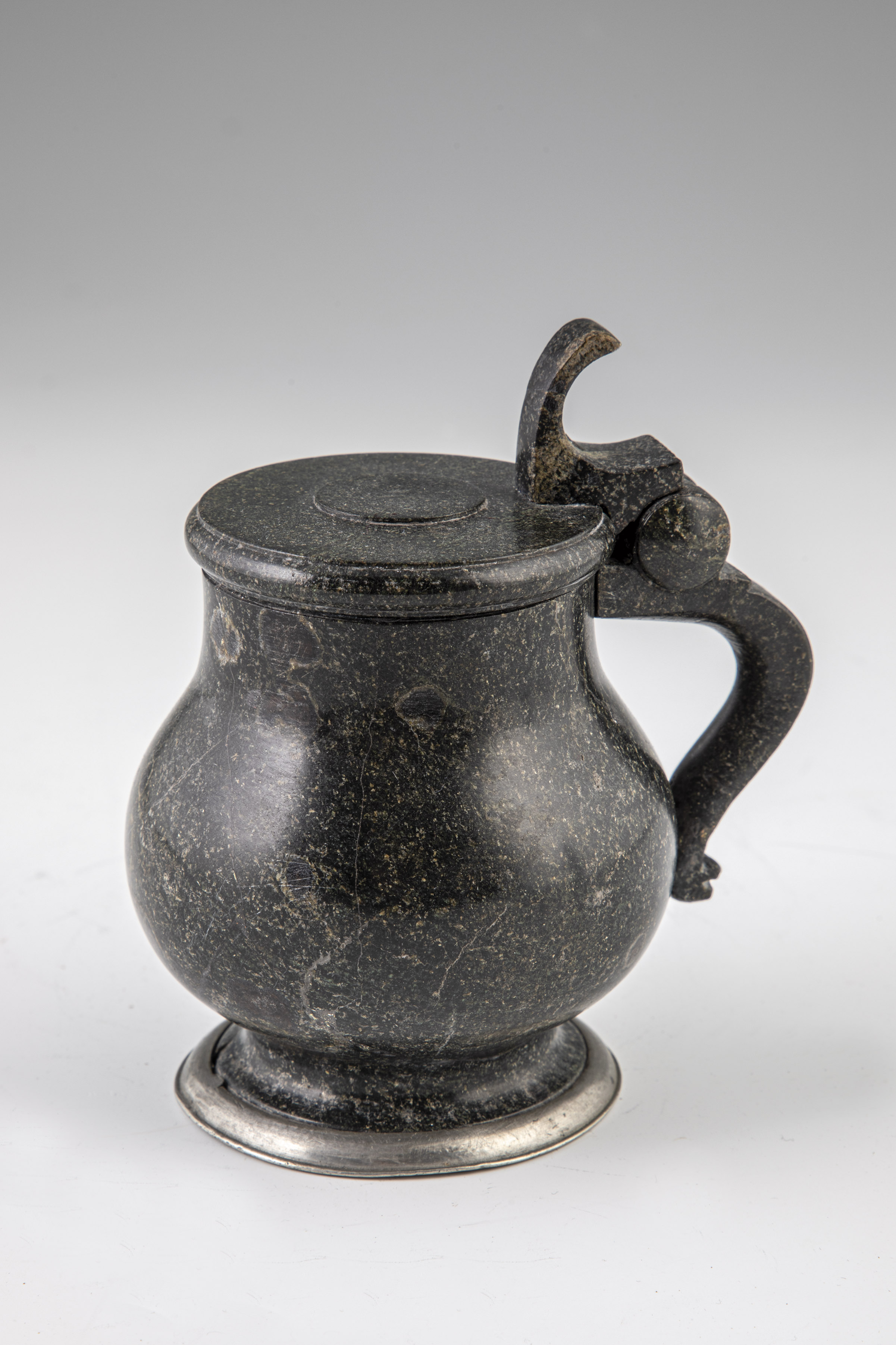 Small spherical belly jug made of serpentine - Image 2 of 2