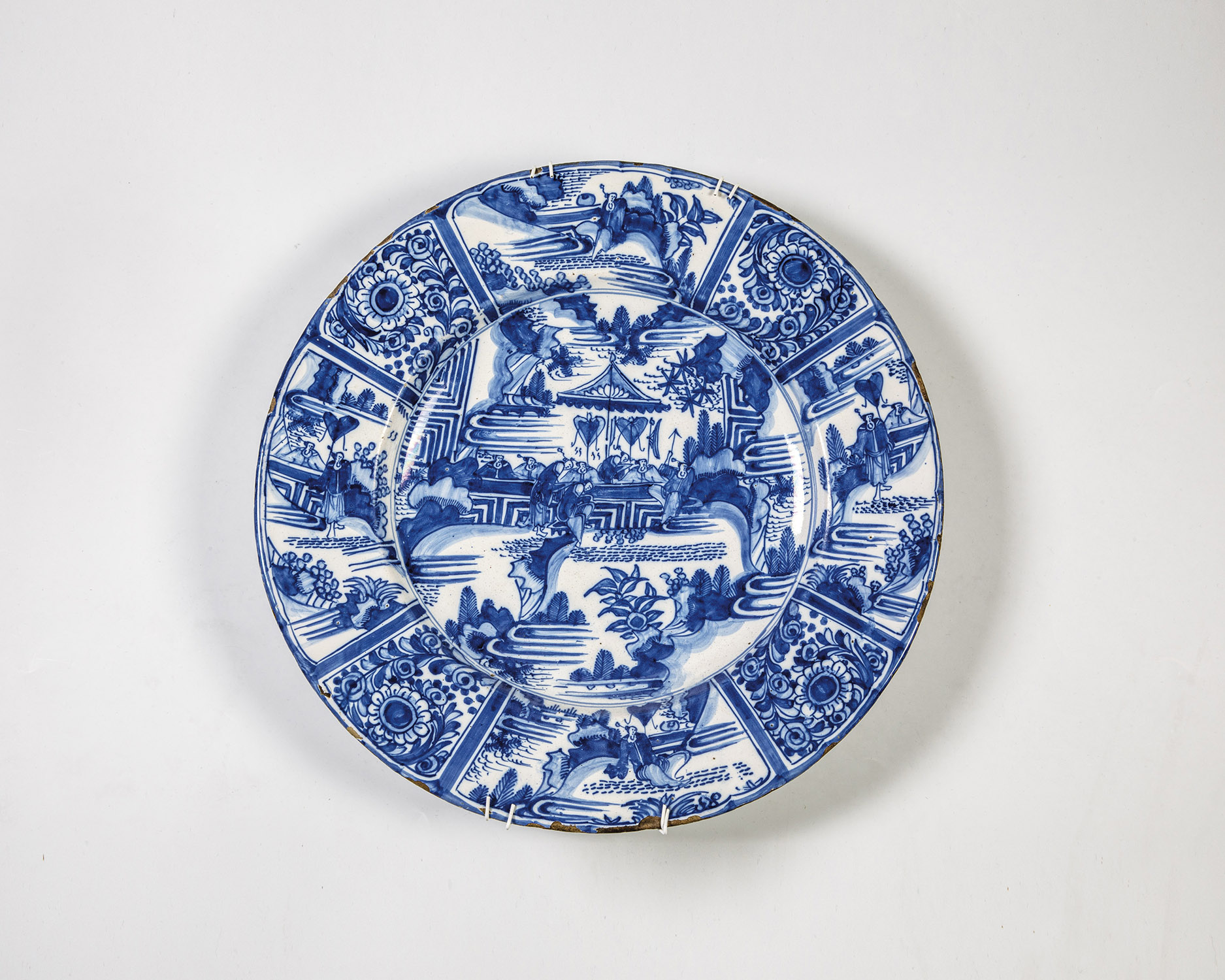 Wide edge plate with chinoiserie