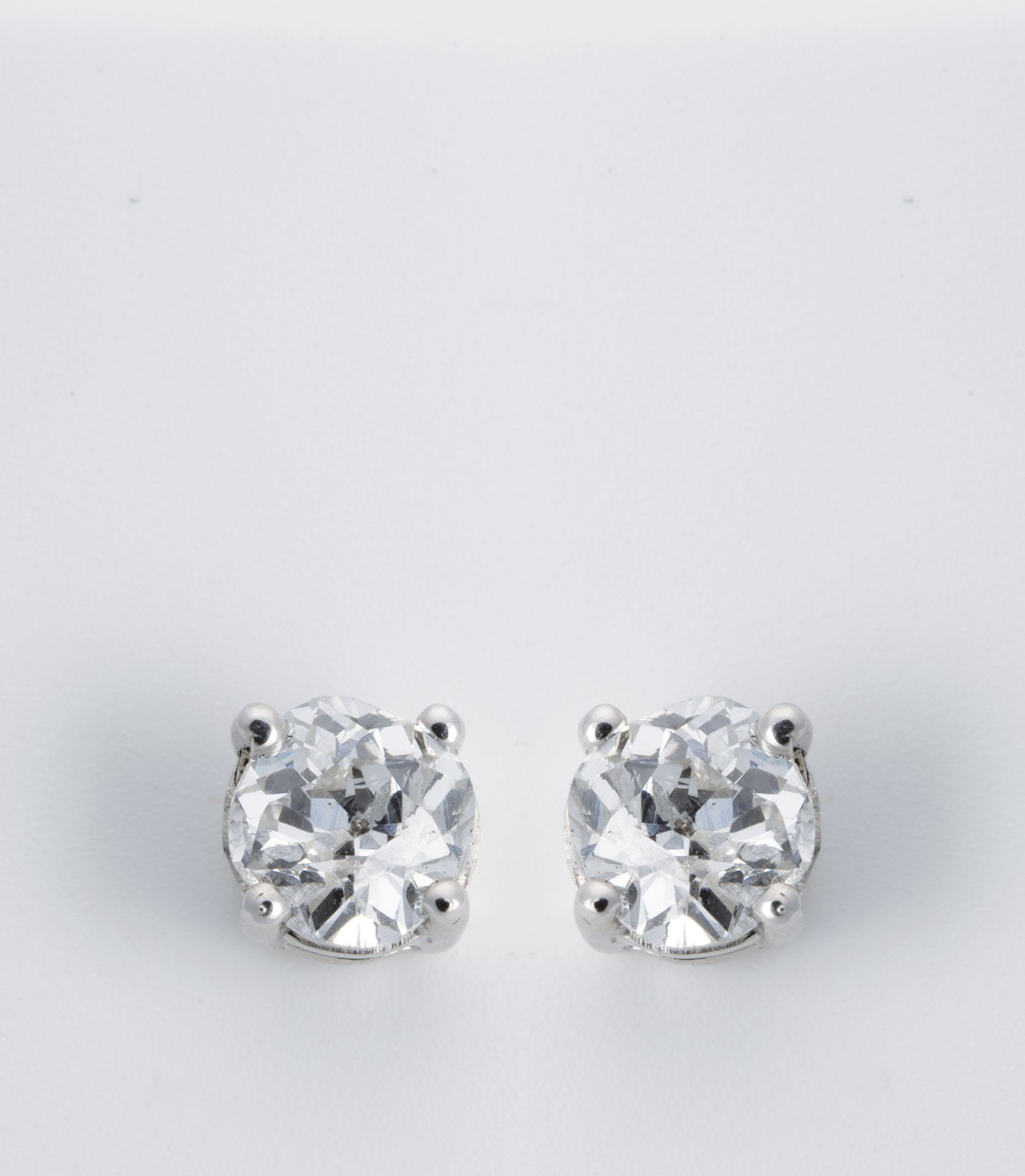 Stud earrings with diamond solitaire