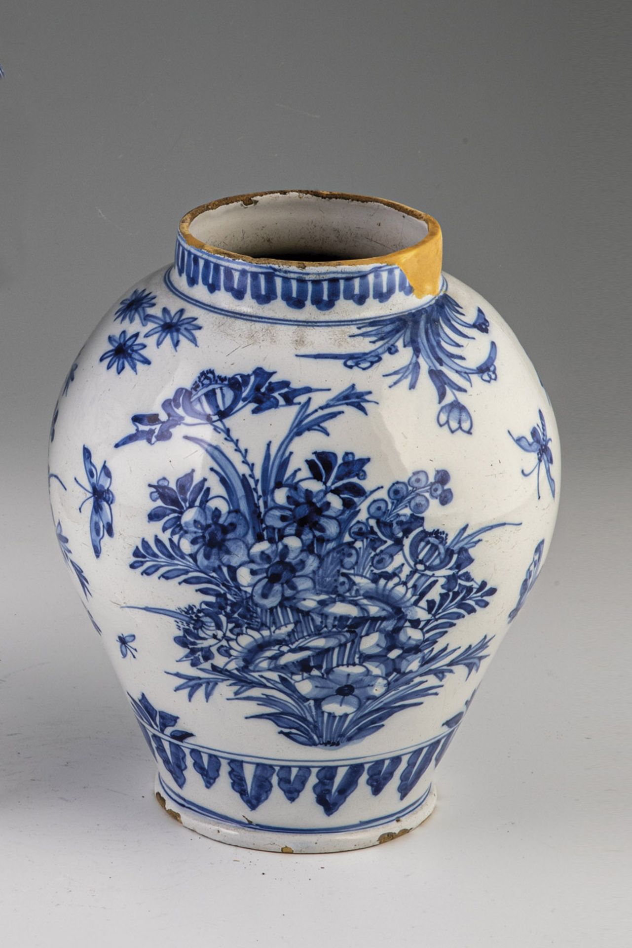 Vase mit Voegel und Insekten