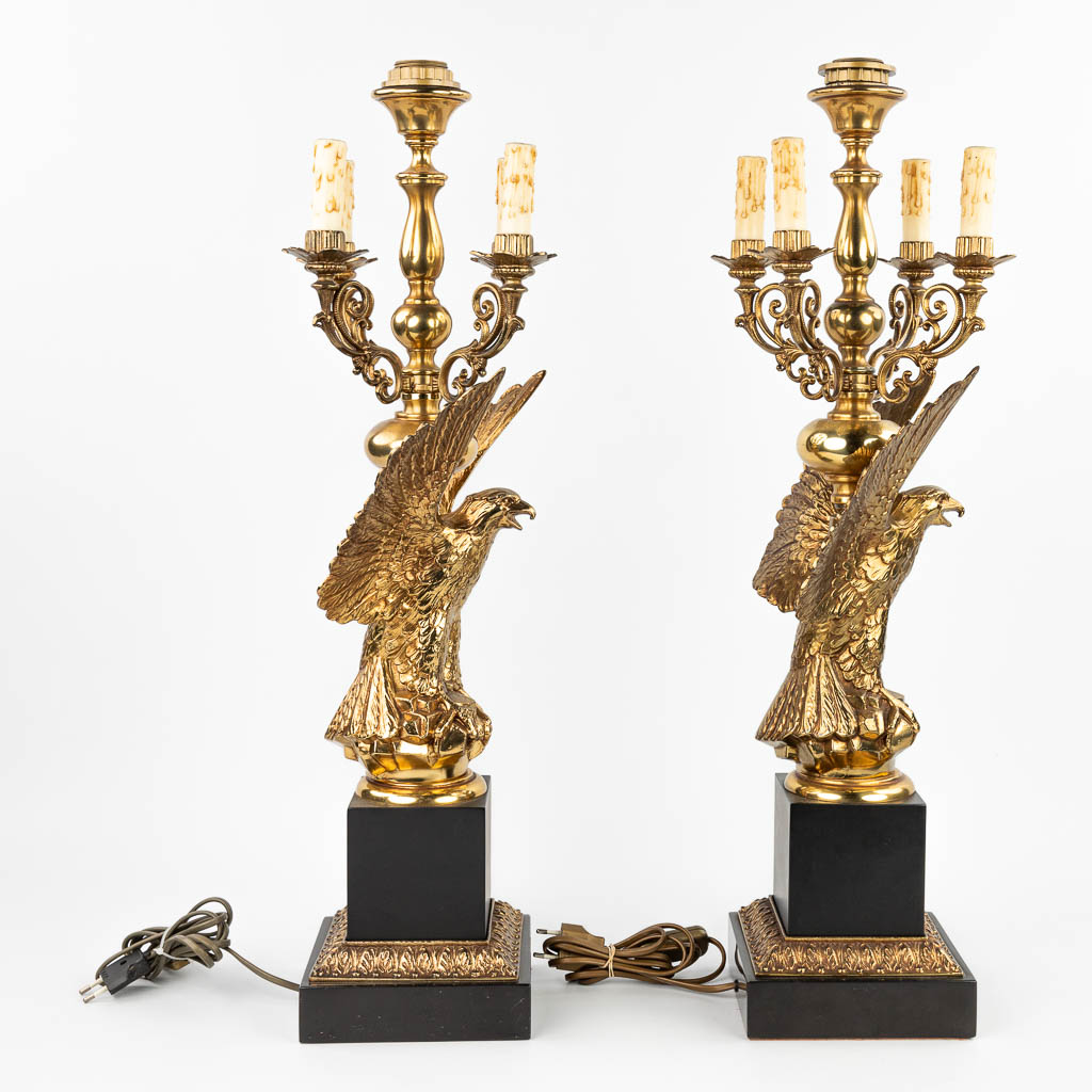 A pair of table lamps in the shape of an eagle made of gilt bronze in Hollywood Regency style. (H:71 - Image 3 of 9