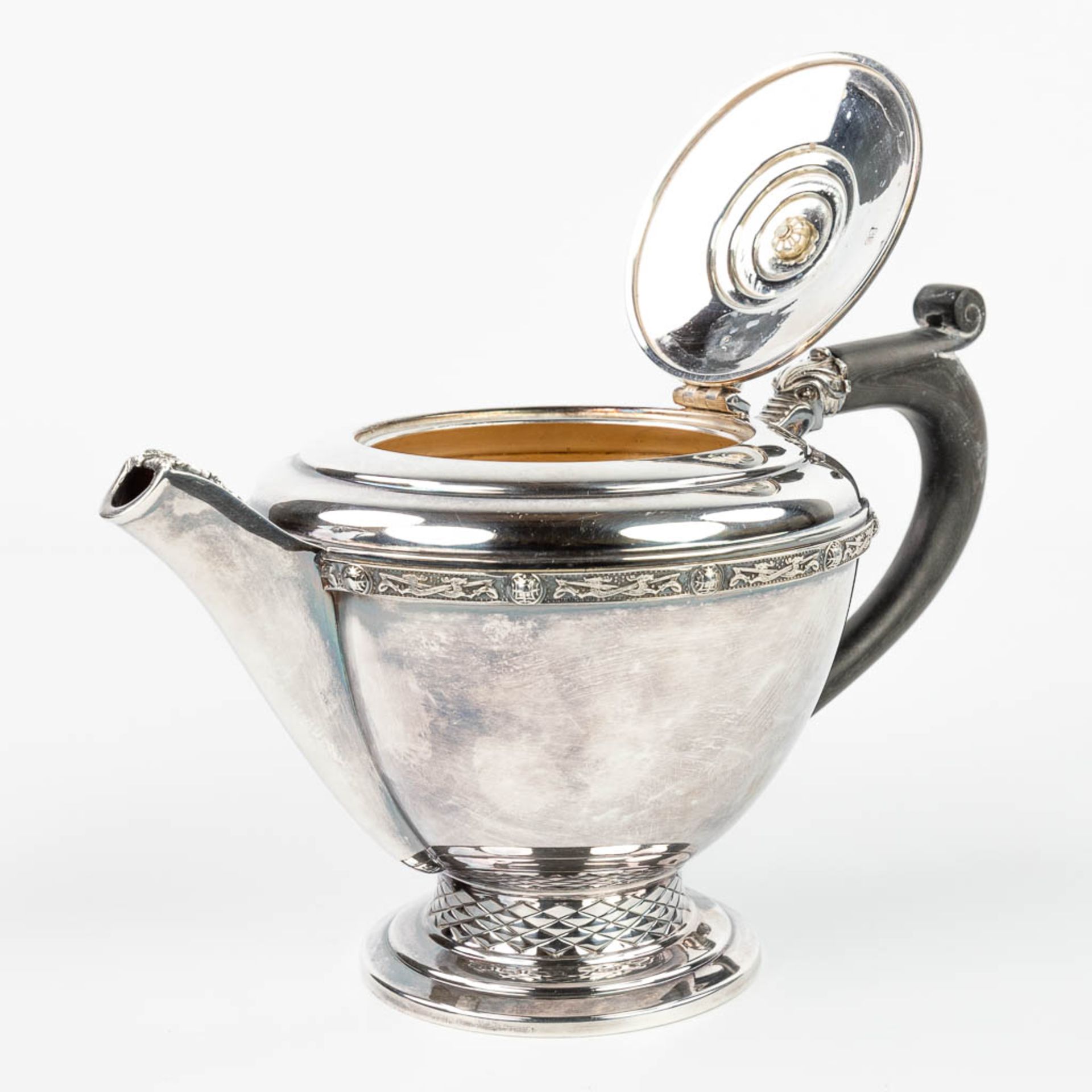 A fine silver teapot with ebony handles and made in Ireland, 1977. (H:16,5cm) - Image 10 of 18