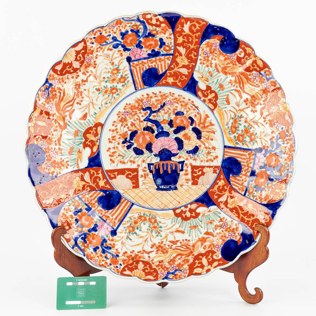A large Japanese plate made of Imari porcelain. - Image 6 of 12