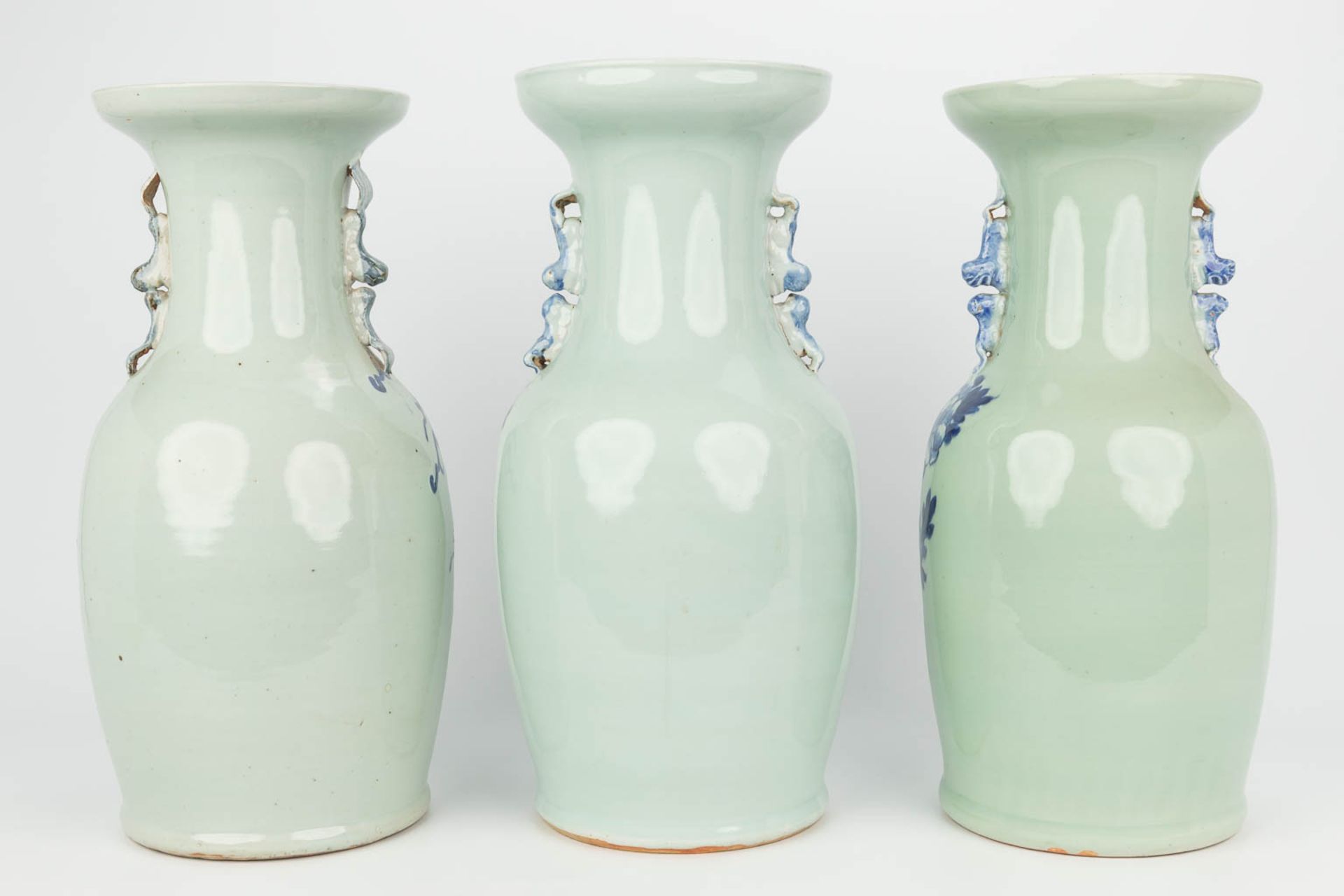 A collection of 3 vases made of Chinese porcelain with blue-white decor. (H:42cm) - Bild 2 aus 17