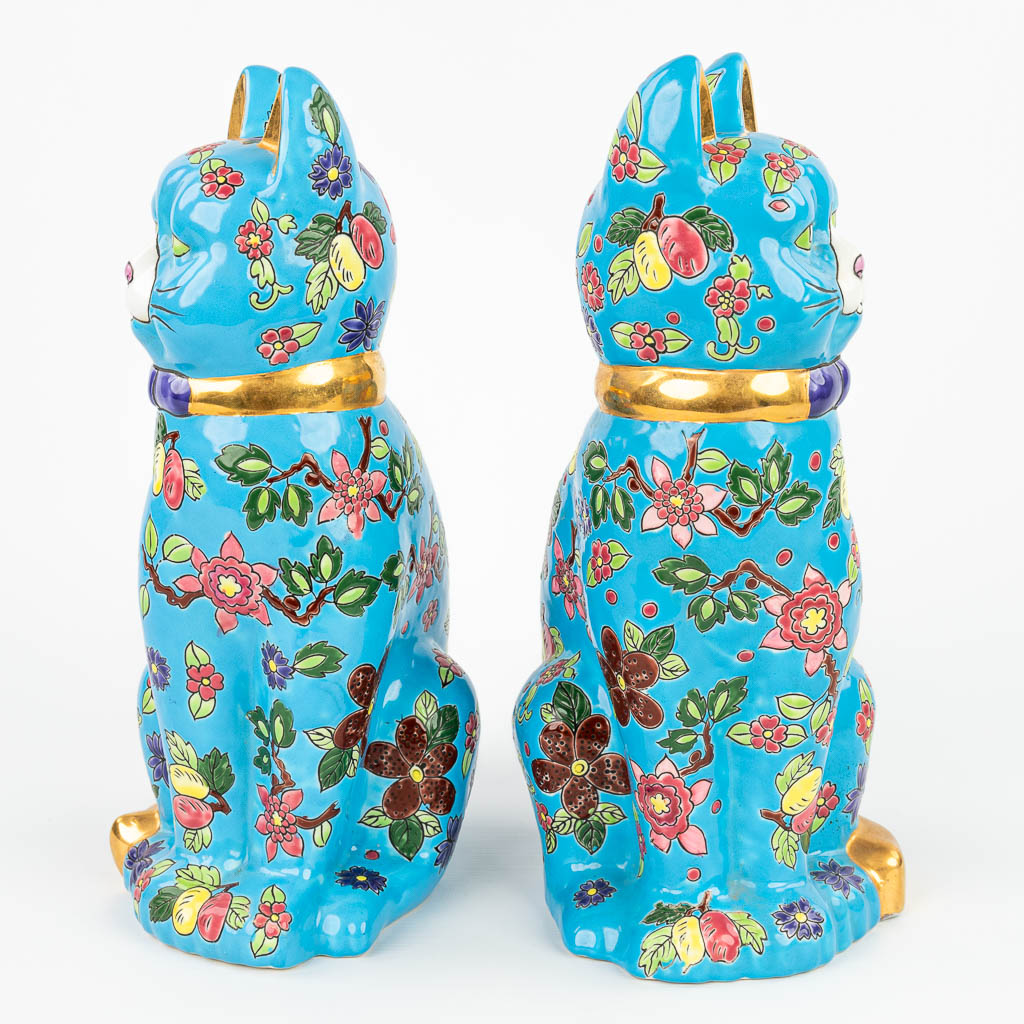 A pair of decorative cats made of glazed faience in the style of 'Emaux de Longwy'. (H:36cm) - Image 10 of 11