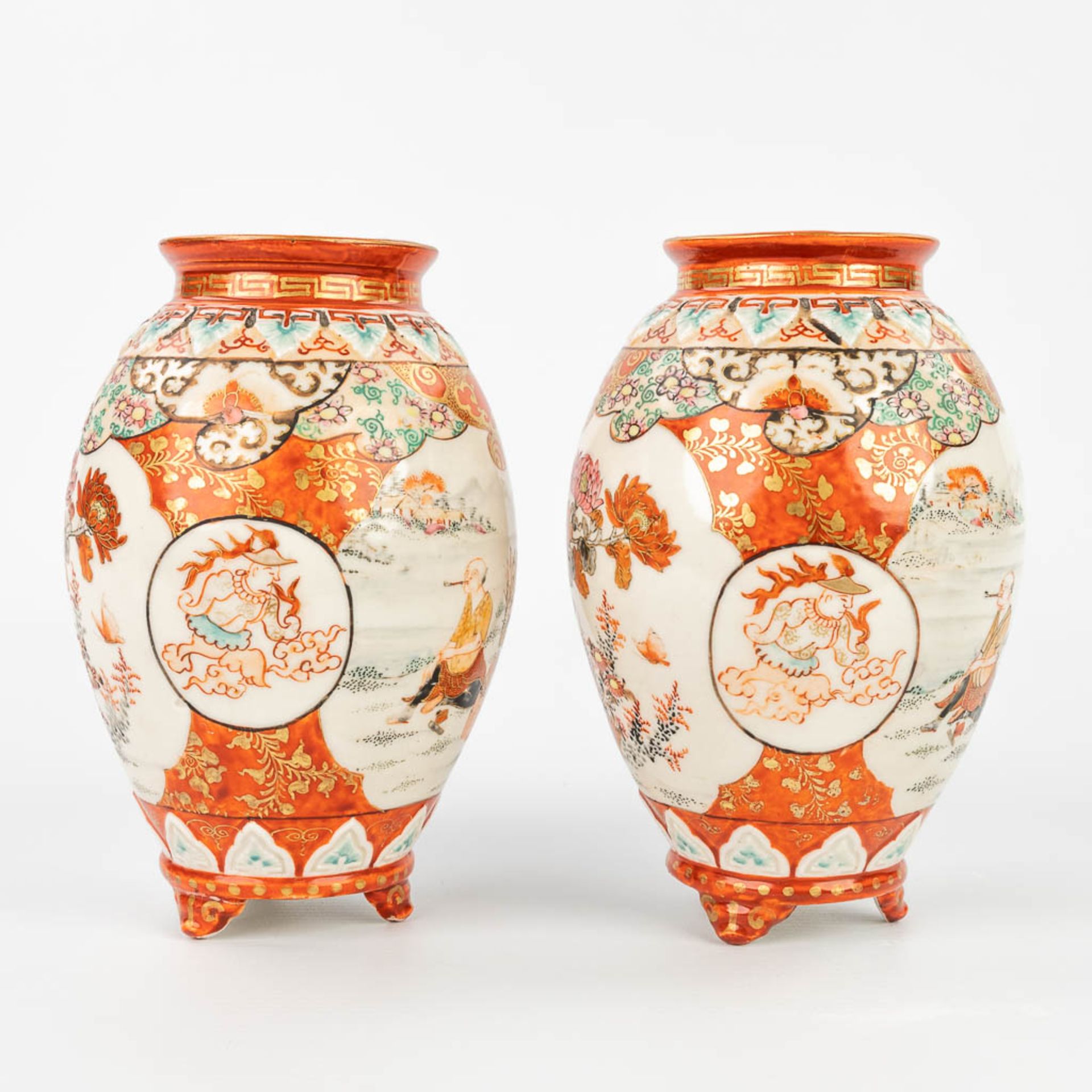 A pair of small vases made of stoneware with Kutani decor, made in Japan. (H:17cm) - Image 5 of 16