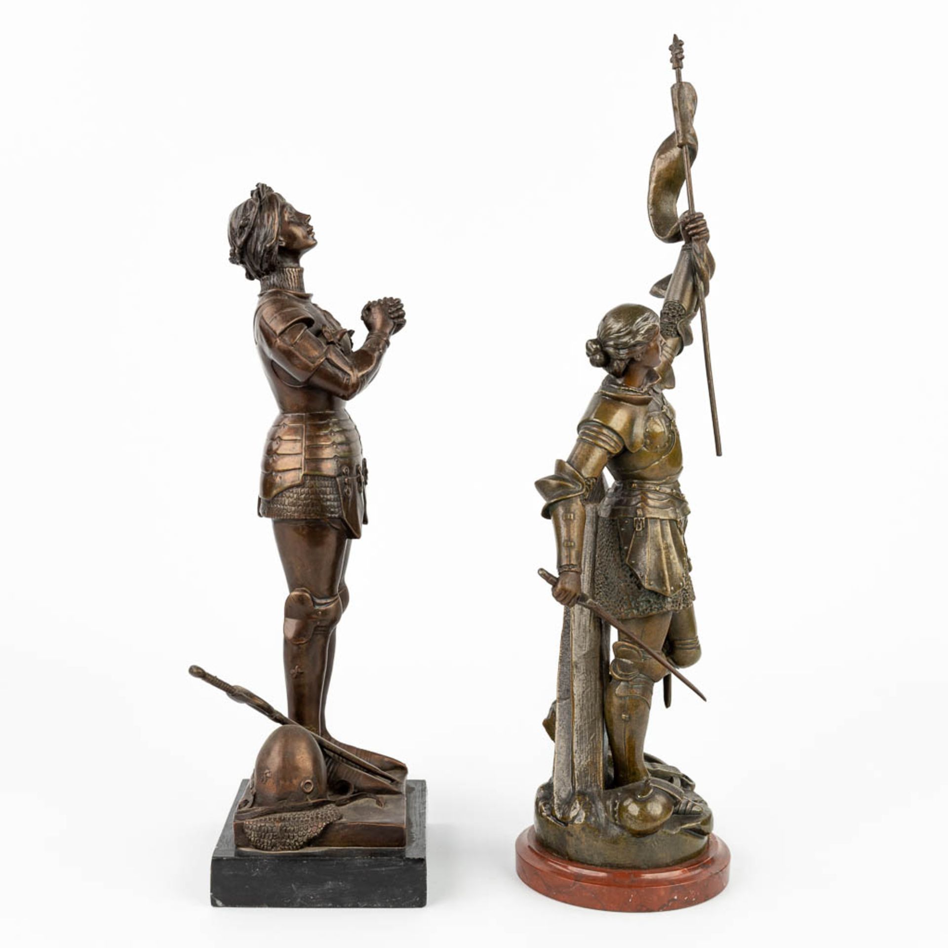 A collection of 2 statues of Jeanne D'arc made of spelter and bronze. (H:50cm) - Image 3 of 12