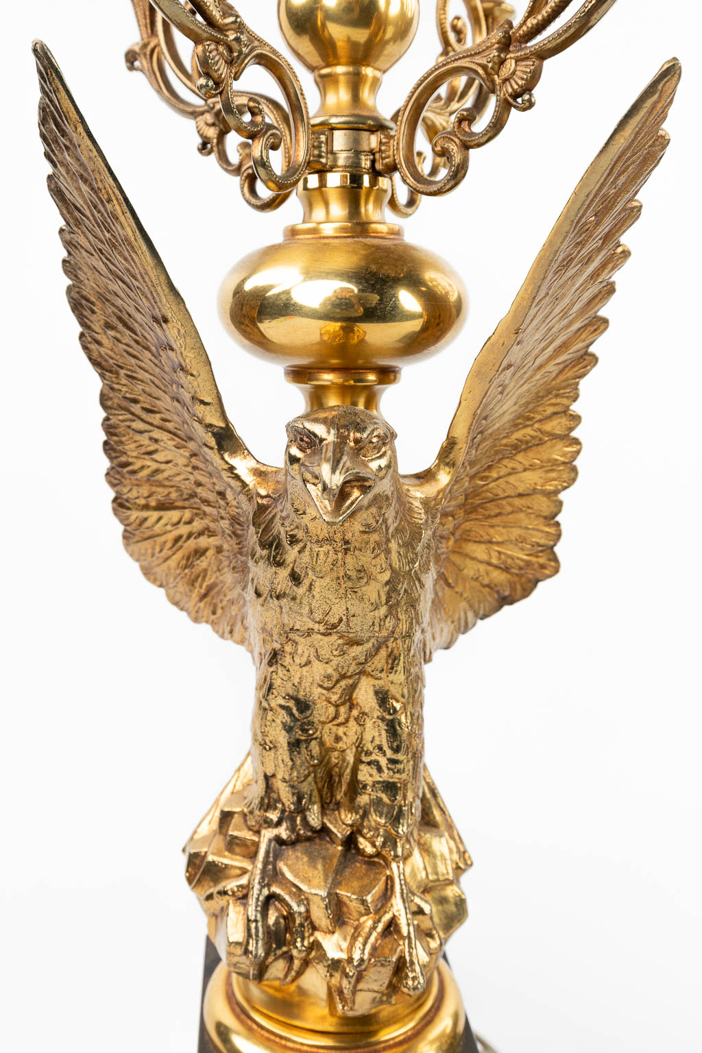 A pair of table lamps in the shape of an eagle made of gilt bronze in Hollywood Regency style. (H:71 - Image 7 of 9