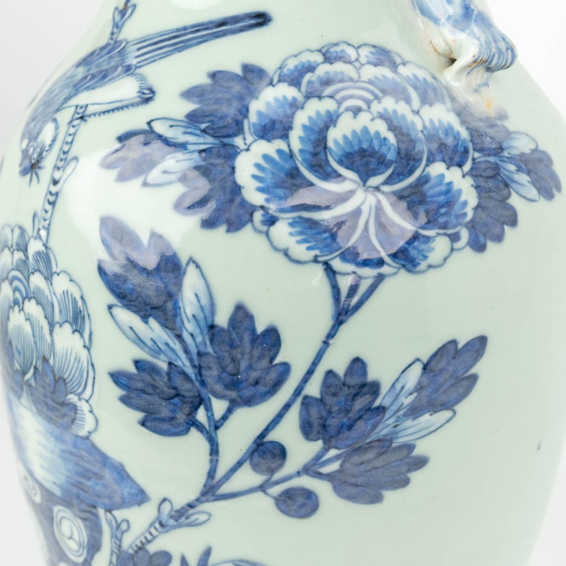 A collection of 3 vases made of Chinese porcelain with blue-white decor. (H:42cm) - Bild 7 aus 17