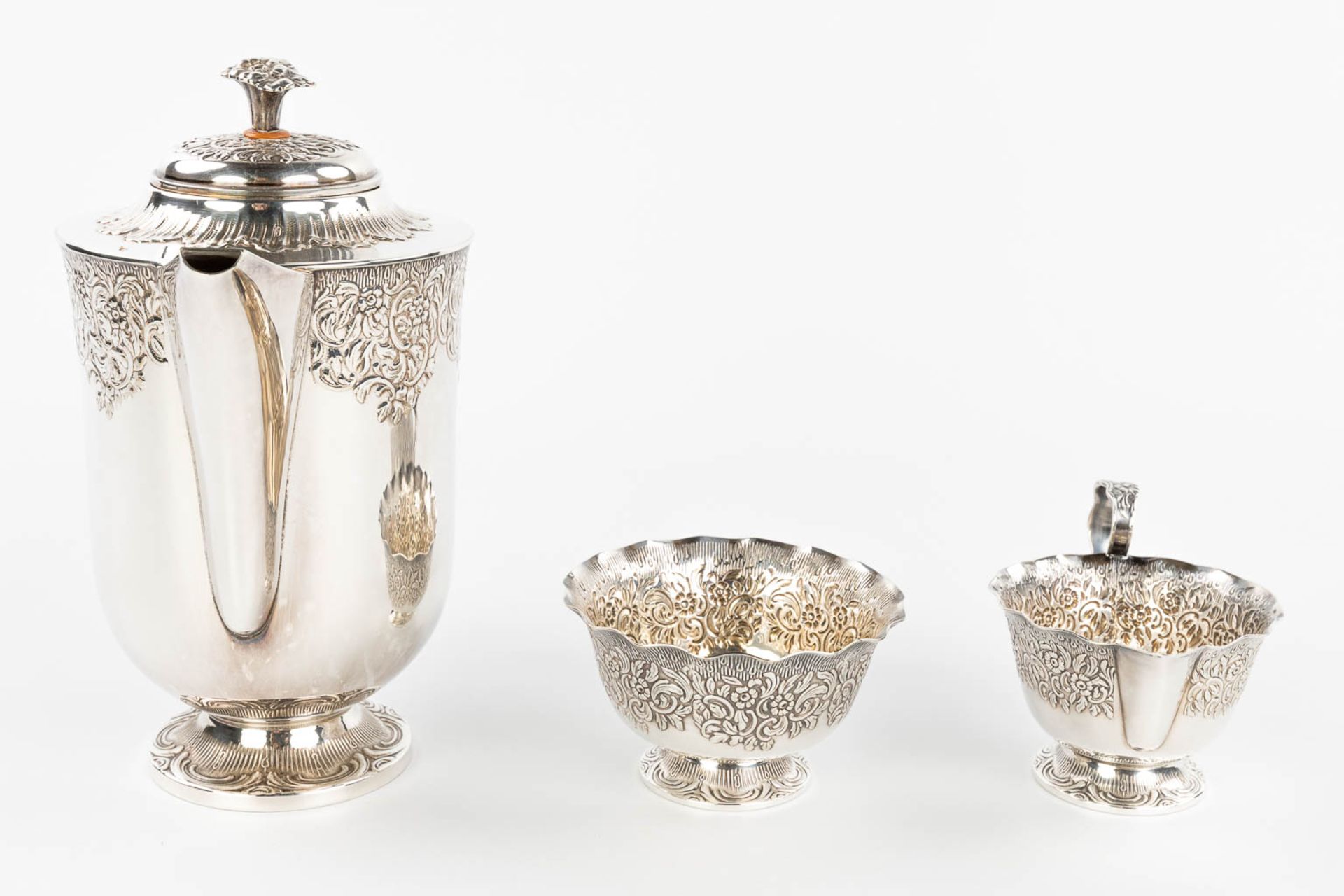 A silver-plated coffee service on a platter with sugar pot, coffee pot and milk jug. (H:22cm) - Image 7 of 18