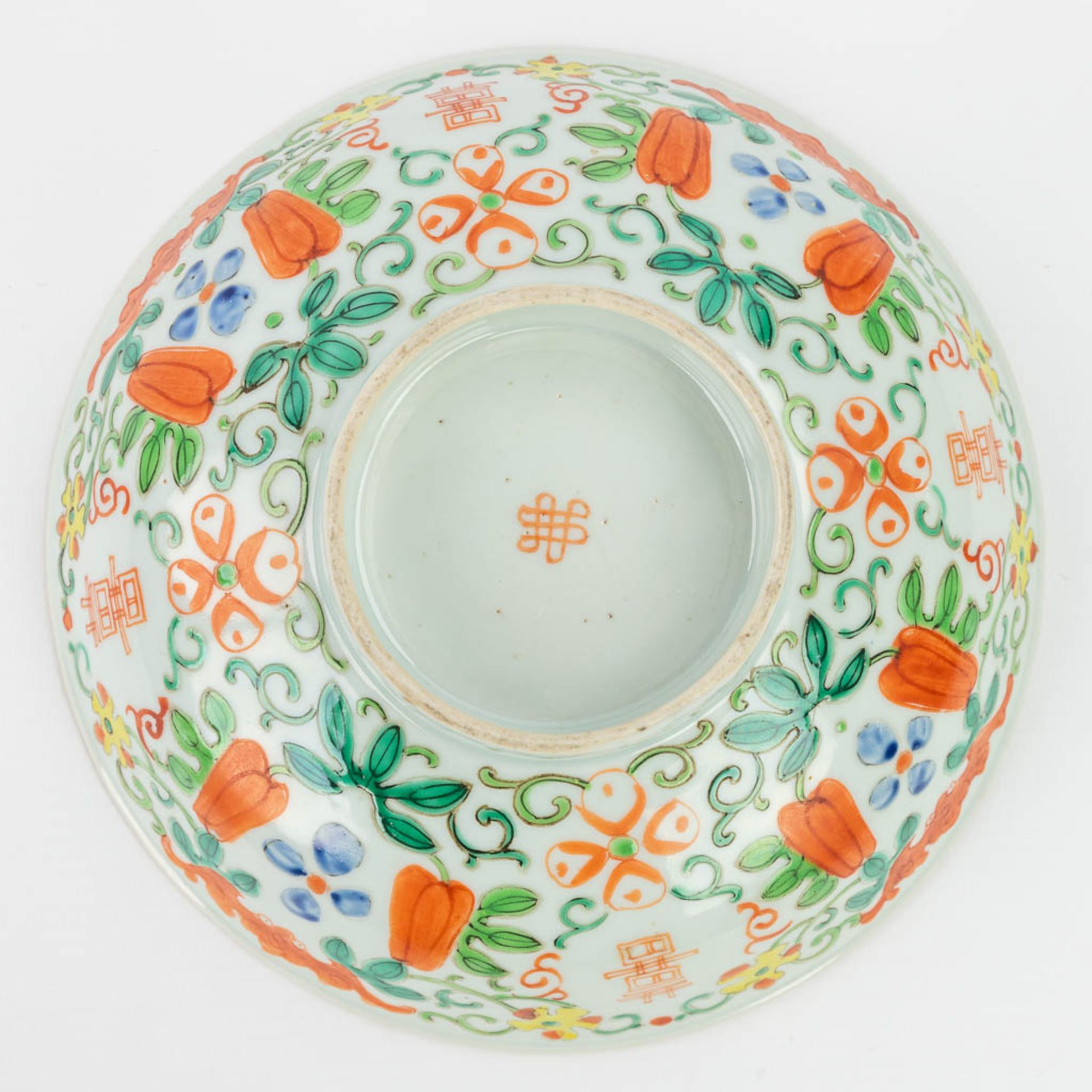 A collection of 7 Chinese and Japanese plates made of porcelain, Imari. - Image 8 of 13