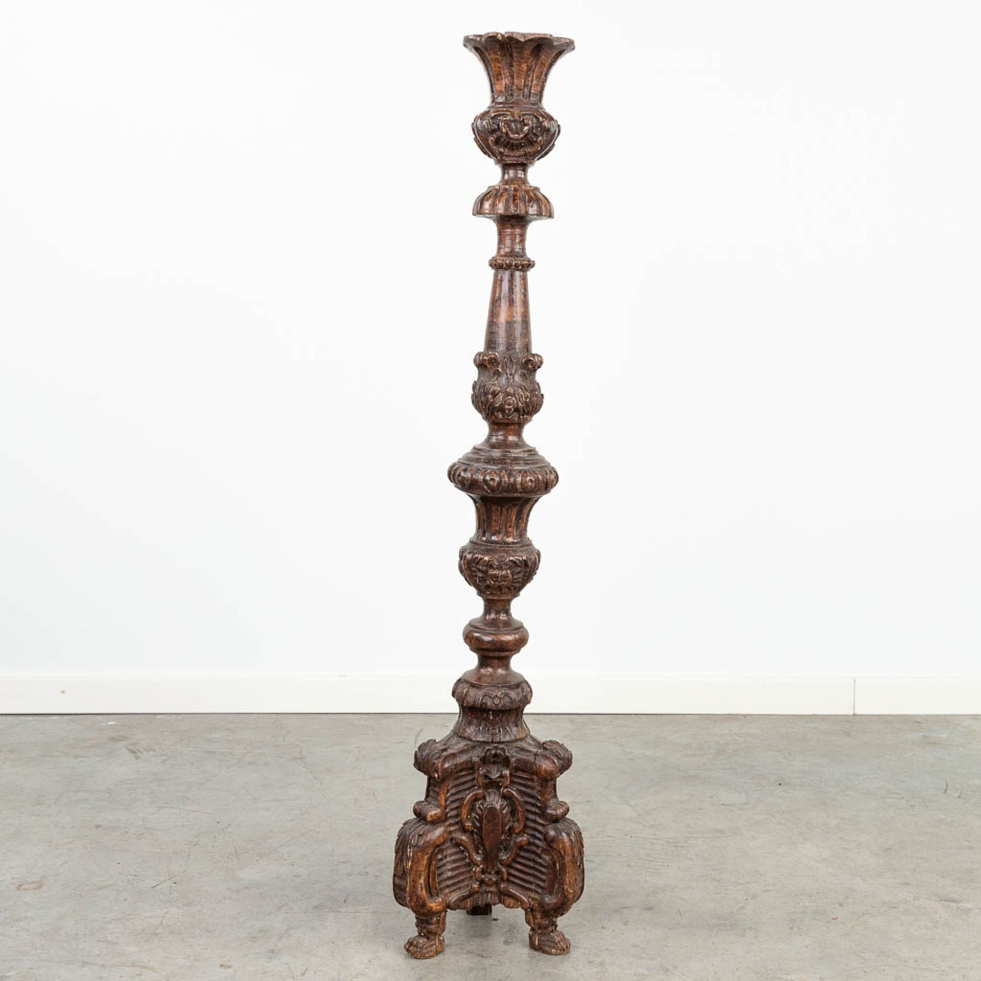 An antique wood sculptured base of a candlestick, around 1800. (H:102cm) - Image 8 of 9