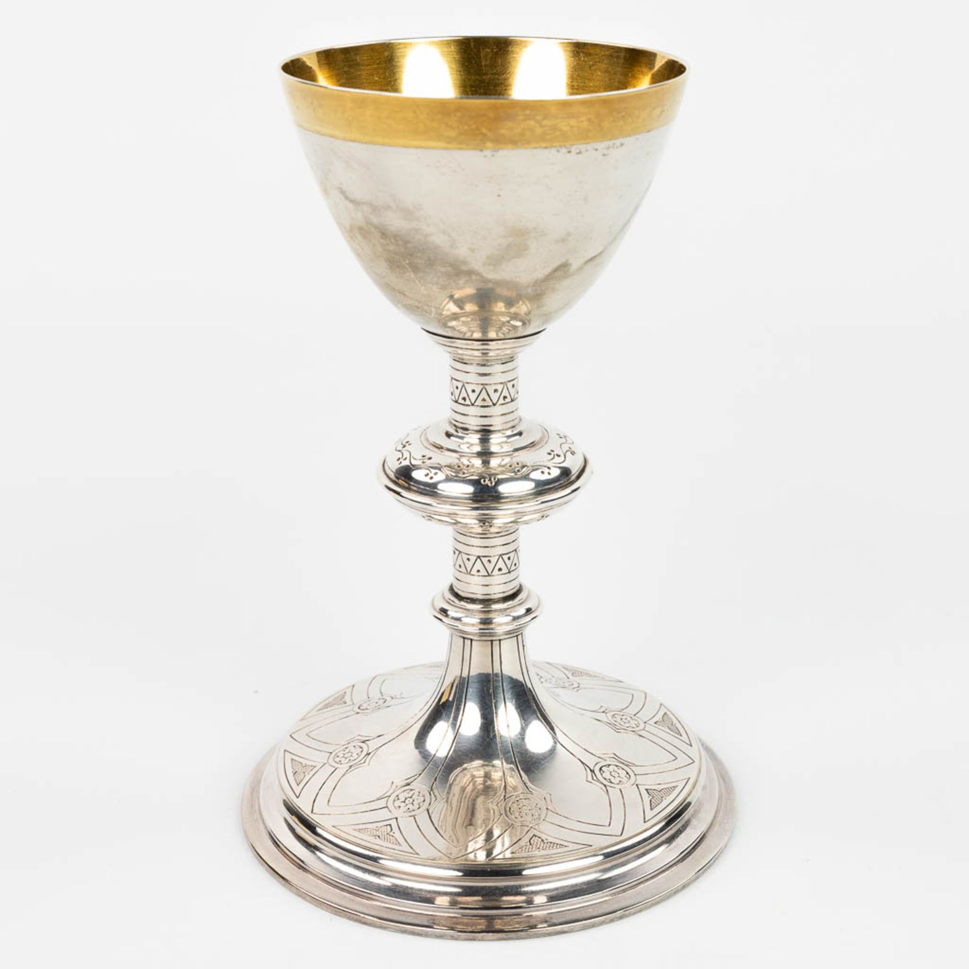 A chalice, gothic revival with paten made of fabric. Silver-plated metal. (H:18cm) - Image 2 of 10