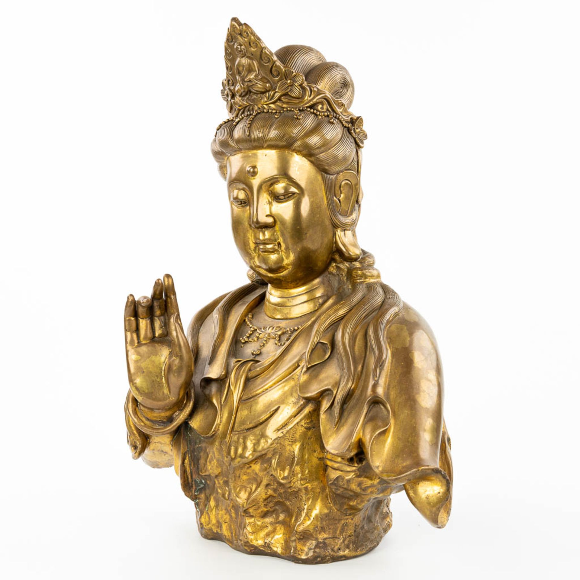 A figurine of Guanyin made of bronze. (H:43cm) - Image 3 of 10