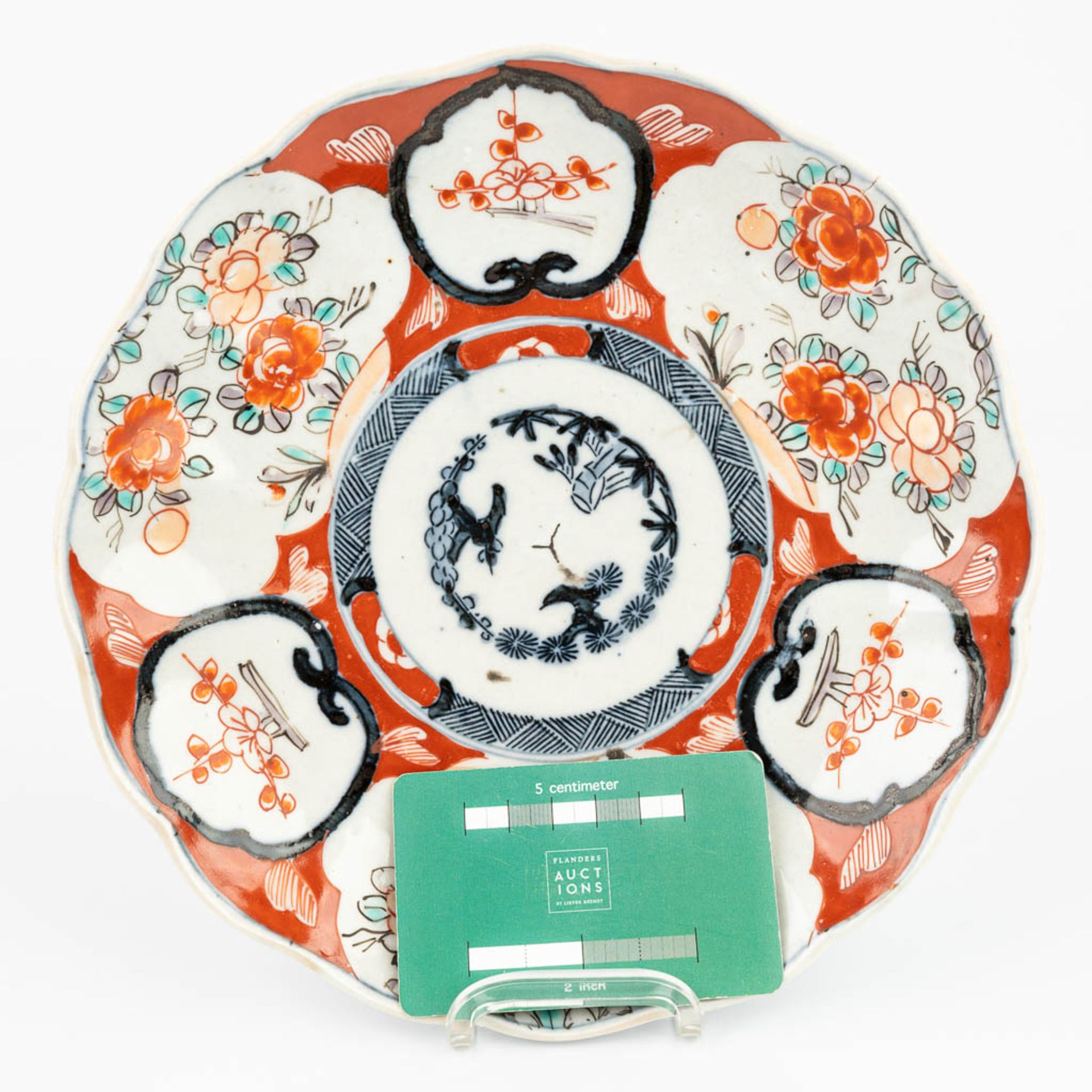 A collection of 7 Chinese and Japanese plates made of porcelain, Imari. - Image 7 of 13