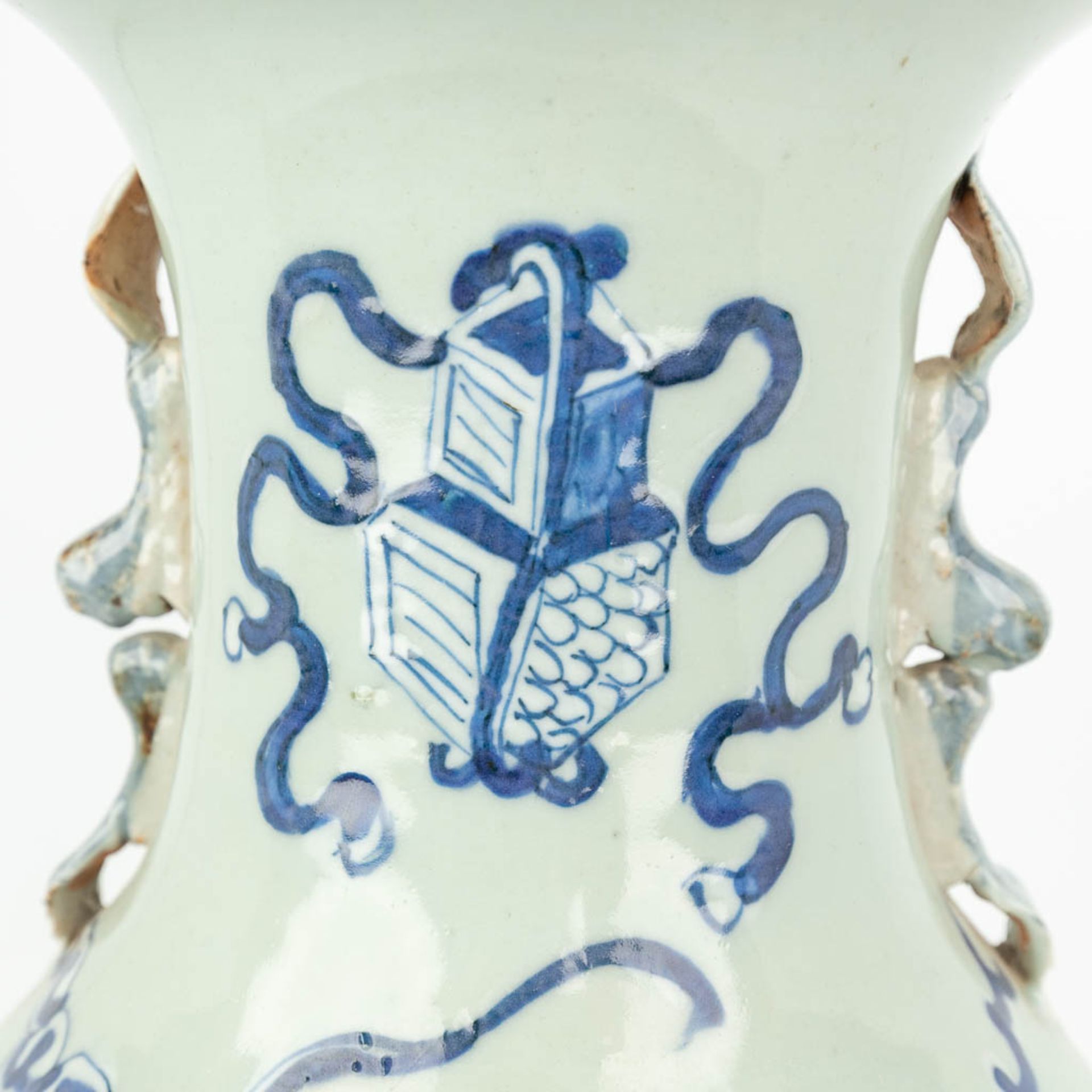 A collection of 3 vases made of Chinese porcelain with blue-white decor. (H:42cm) - Bild 12 aus 17